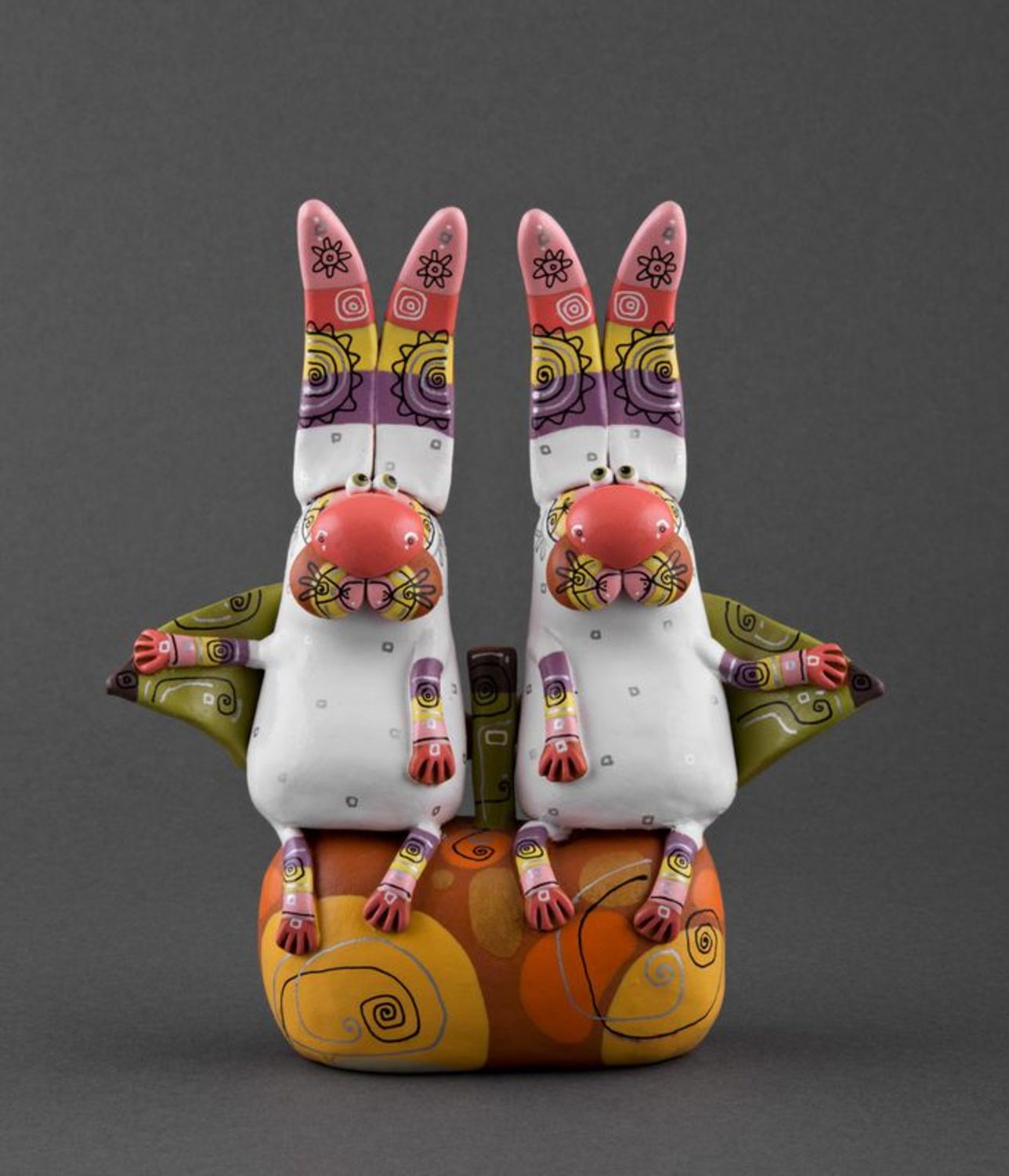 Keramische Statuette Hasen auf dem Apfel foto 1