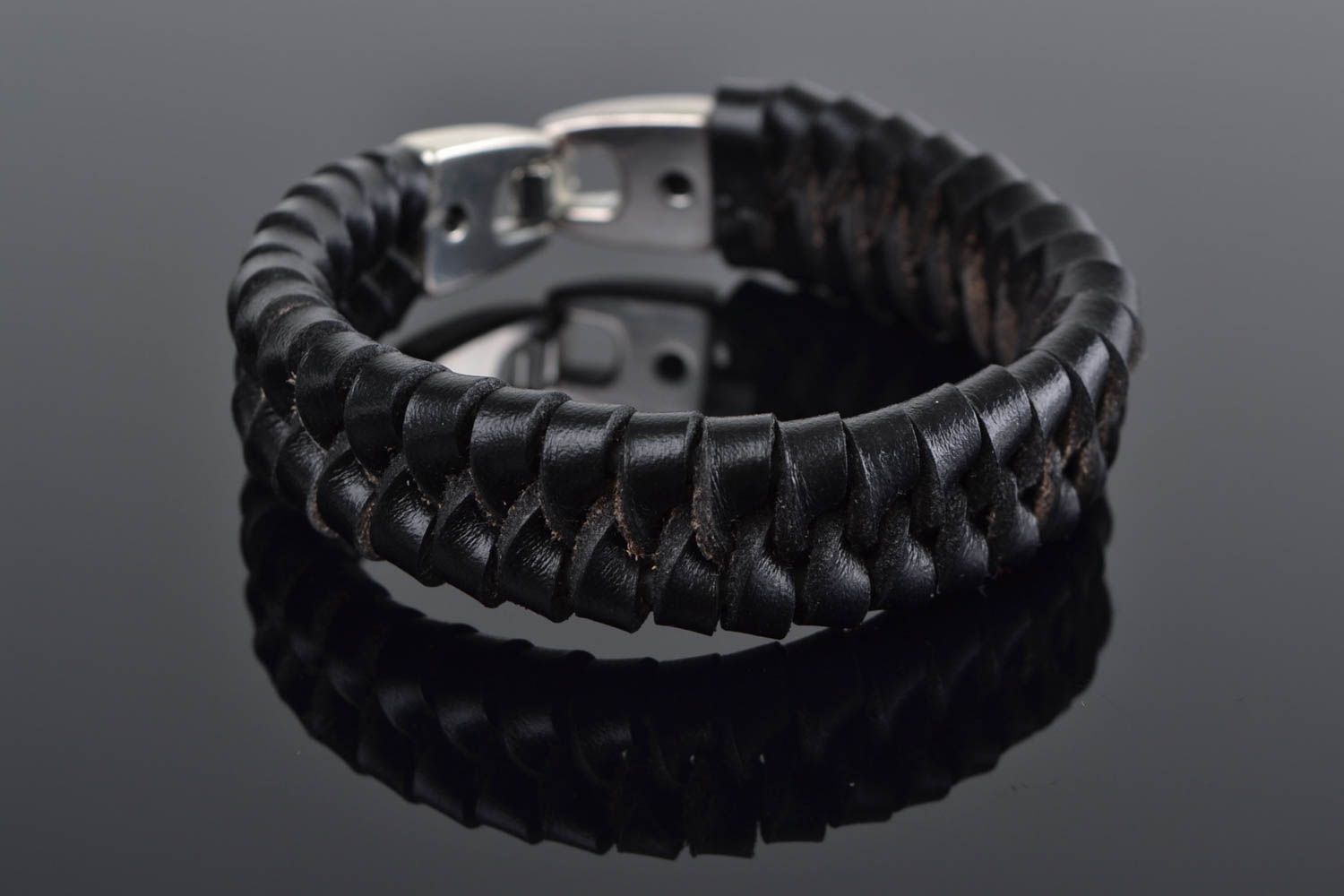Кожаный браслет плетеный черный с металлической застежкой мужской ручная работа фото 1
