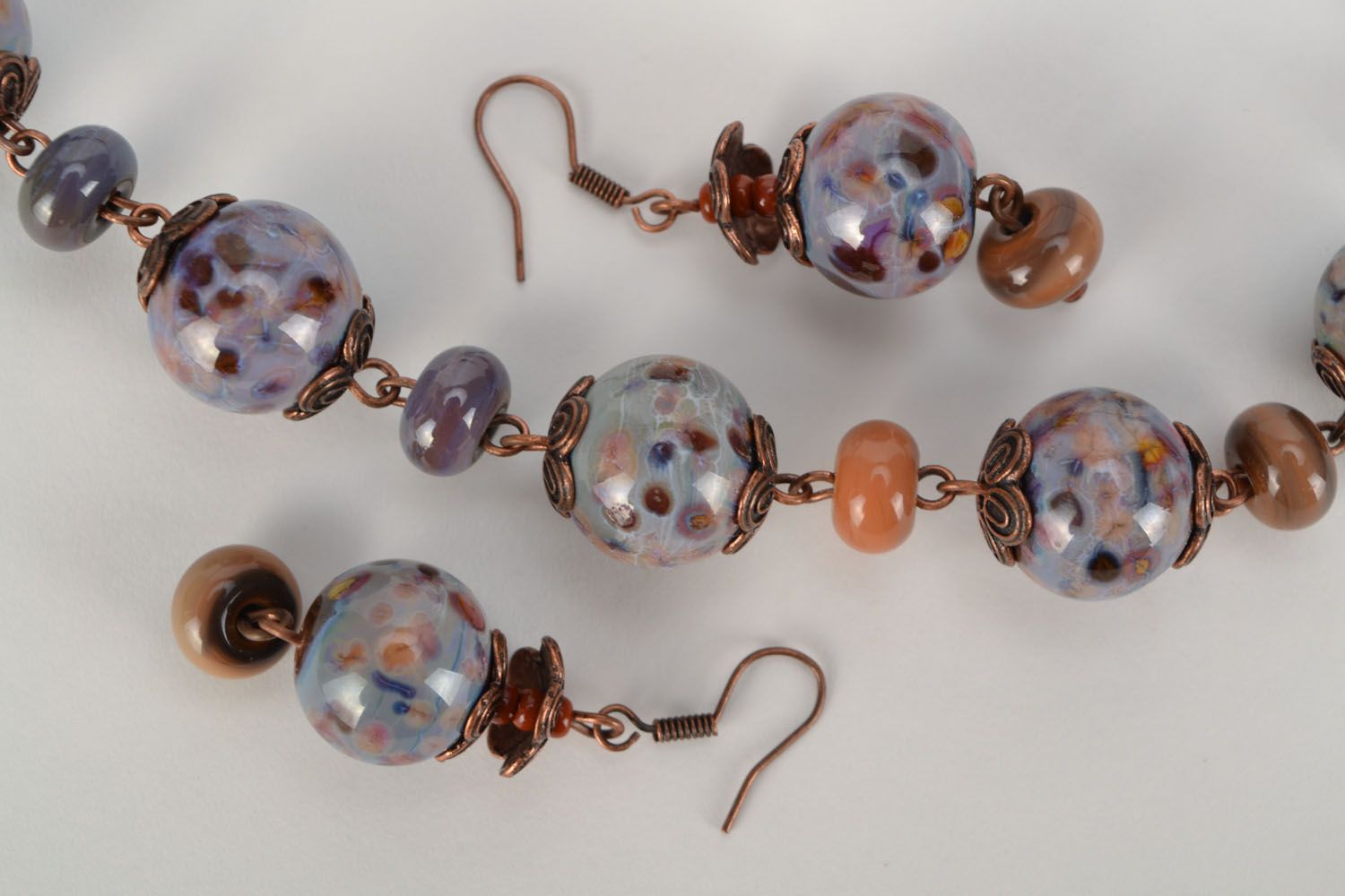 Boucles d'oreilles et collier artisanaux en verre photo 5
