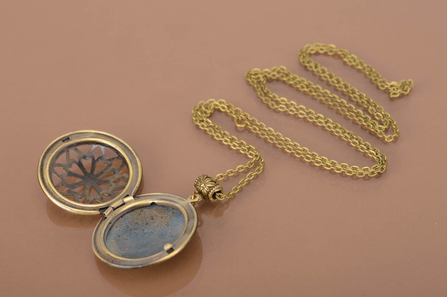Медальон на длинной цепочке круглый в винтажном стиле цвета бронзы ручная работа фото 5