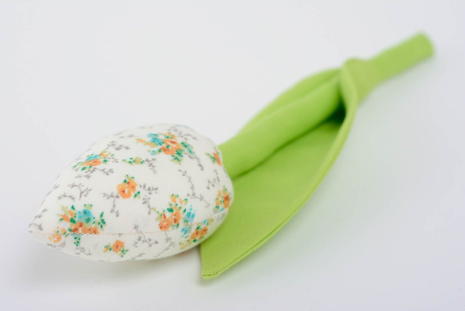 Мягкий цветок из хлопковой ткани и холофайбера тюльпан белый ручной работы фото 1