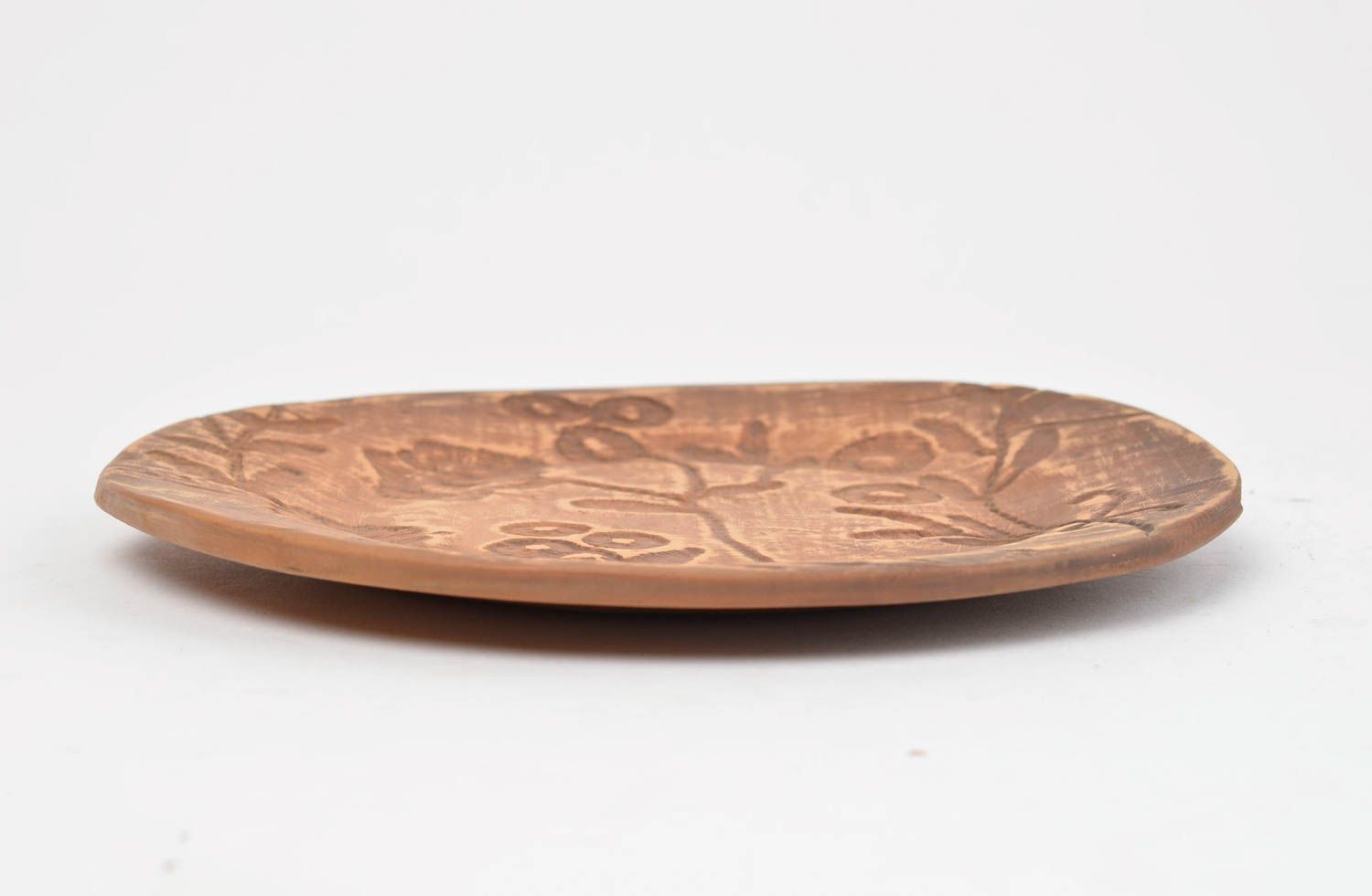 Плоская тарелка из красной глины вылепленная вручную авторского дизайна фото 3