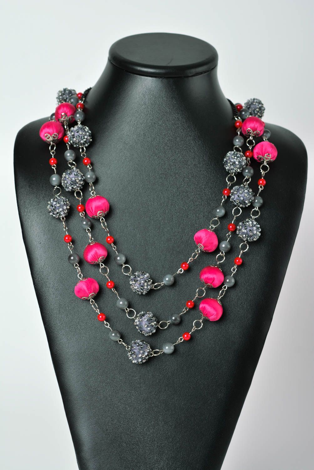 Collier perles de rocaille Bijou fait main gris rose Accessoire femme design photo 2