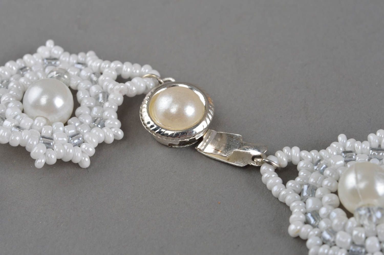 Collier en perles de rocailles et perles fantaisie fait main fleurs blanches photo 4