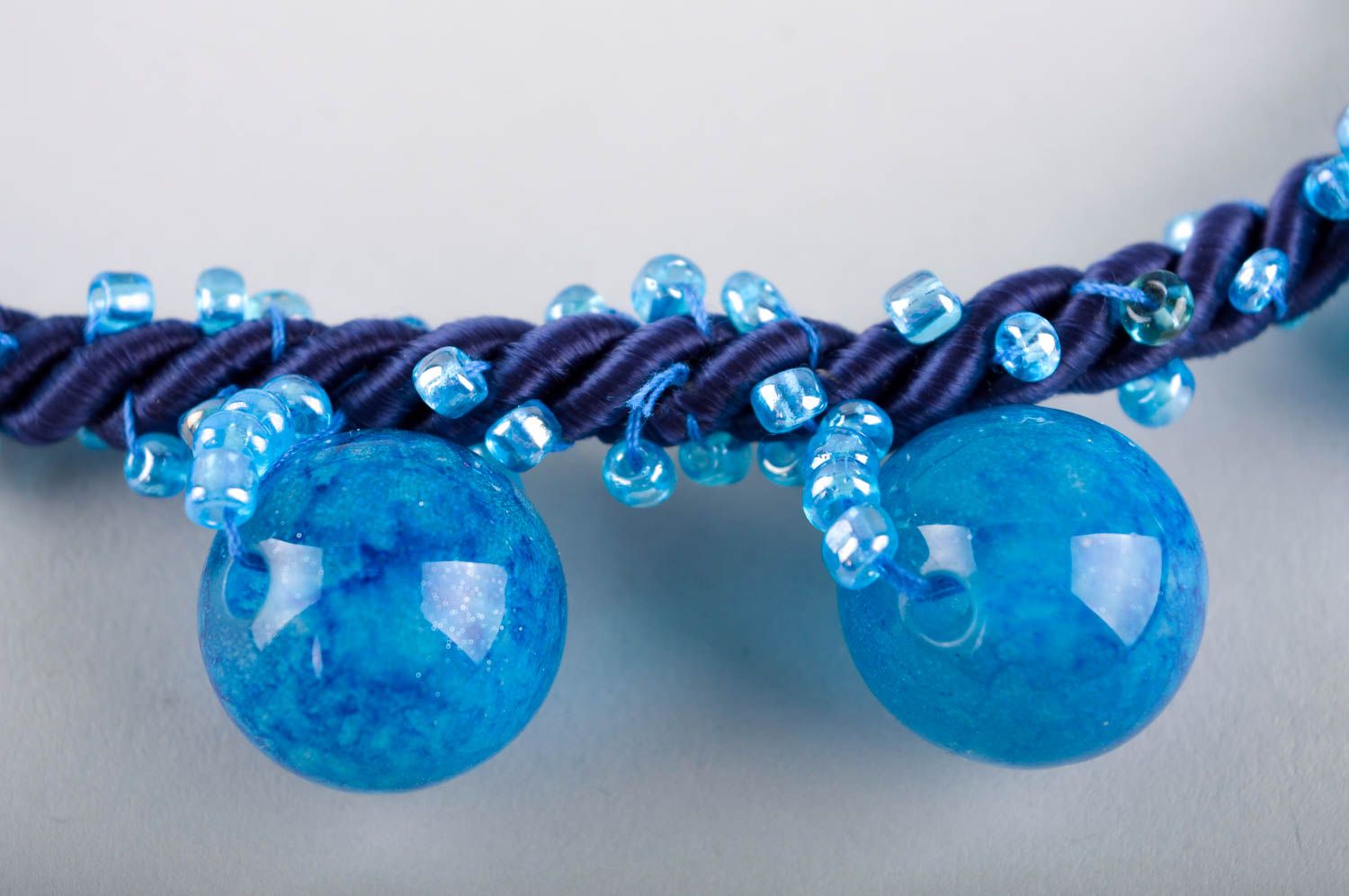 Колье ручной работы украшение из бусин колье из бусин и веревки синее красивое фото 4