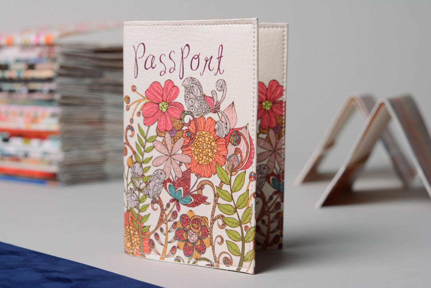 Protège-passeport en cuir naturel avec fleurs accessoire fait à la main photo 1
