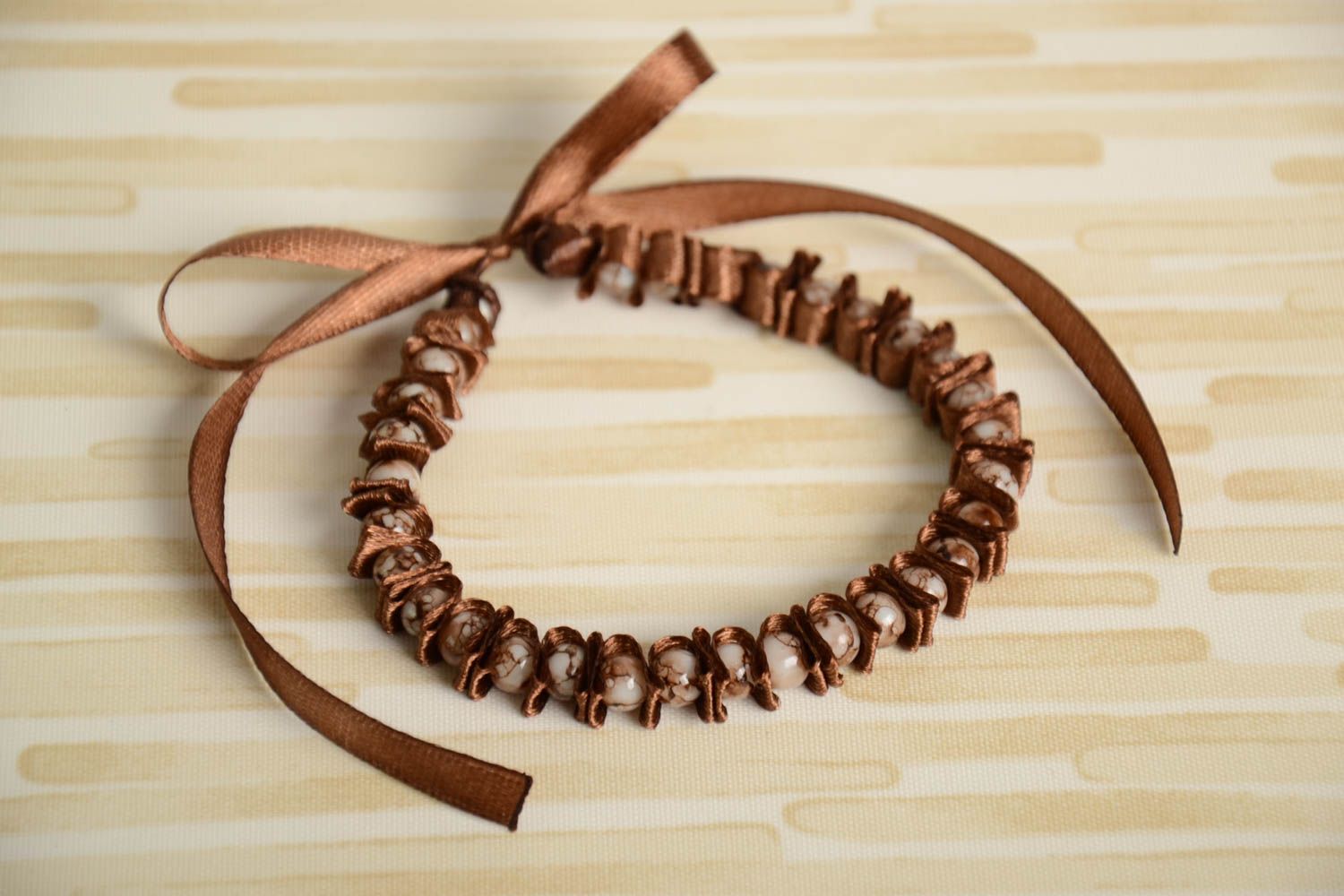 Braunes handmade Armband aus Atlasband und gläsernen Perlen elegant Schokolade foto 1