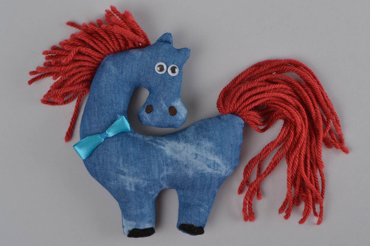 Jouet mou cheval bleu en tissu avec crinière et queue en fils petit fait main photo 1