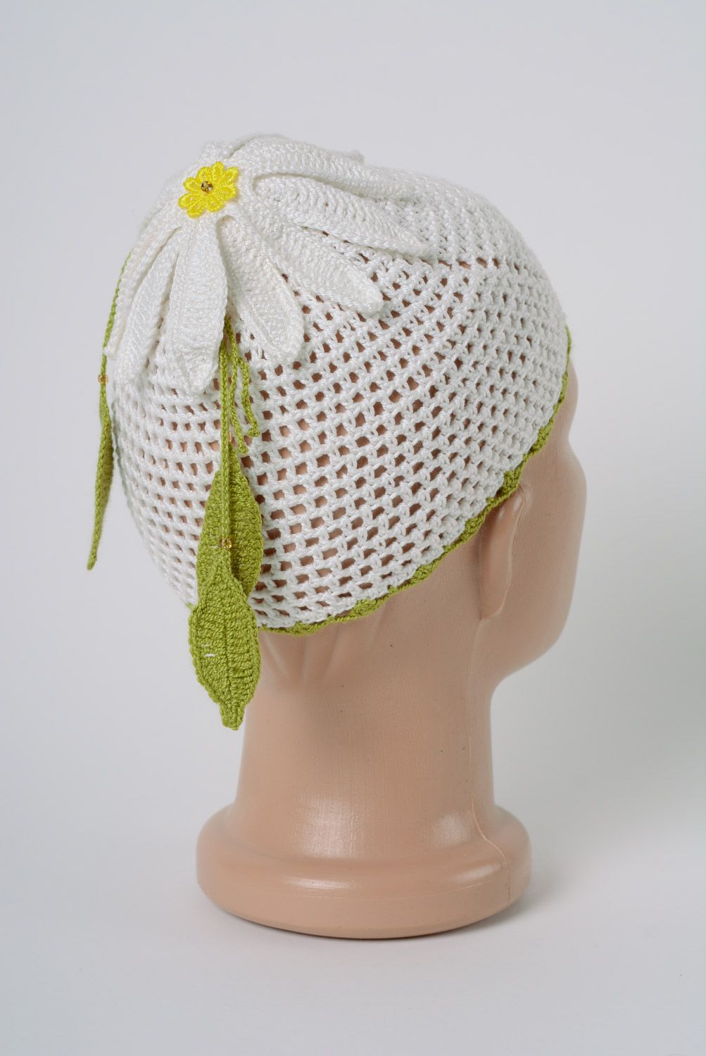 Детская шапка вязанная крючком из натуральной нити ажурная белая с цветком ручной работы весенняя фото 3