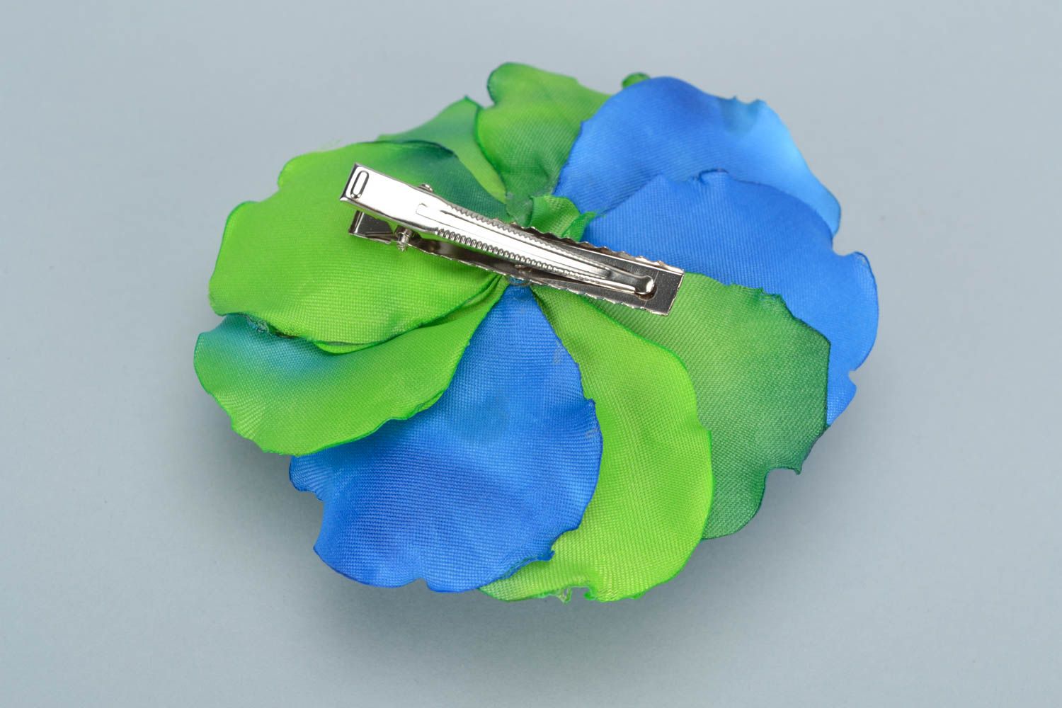Яркая заколка для волос в виде цветка ручной работы синяя с зеленым авторская фото 4