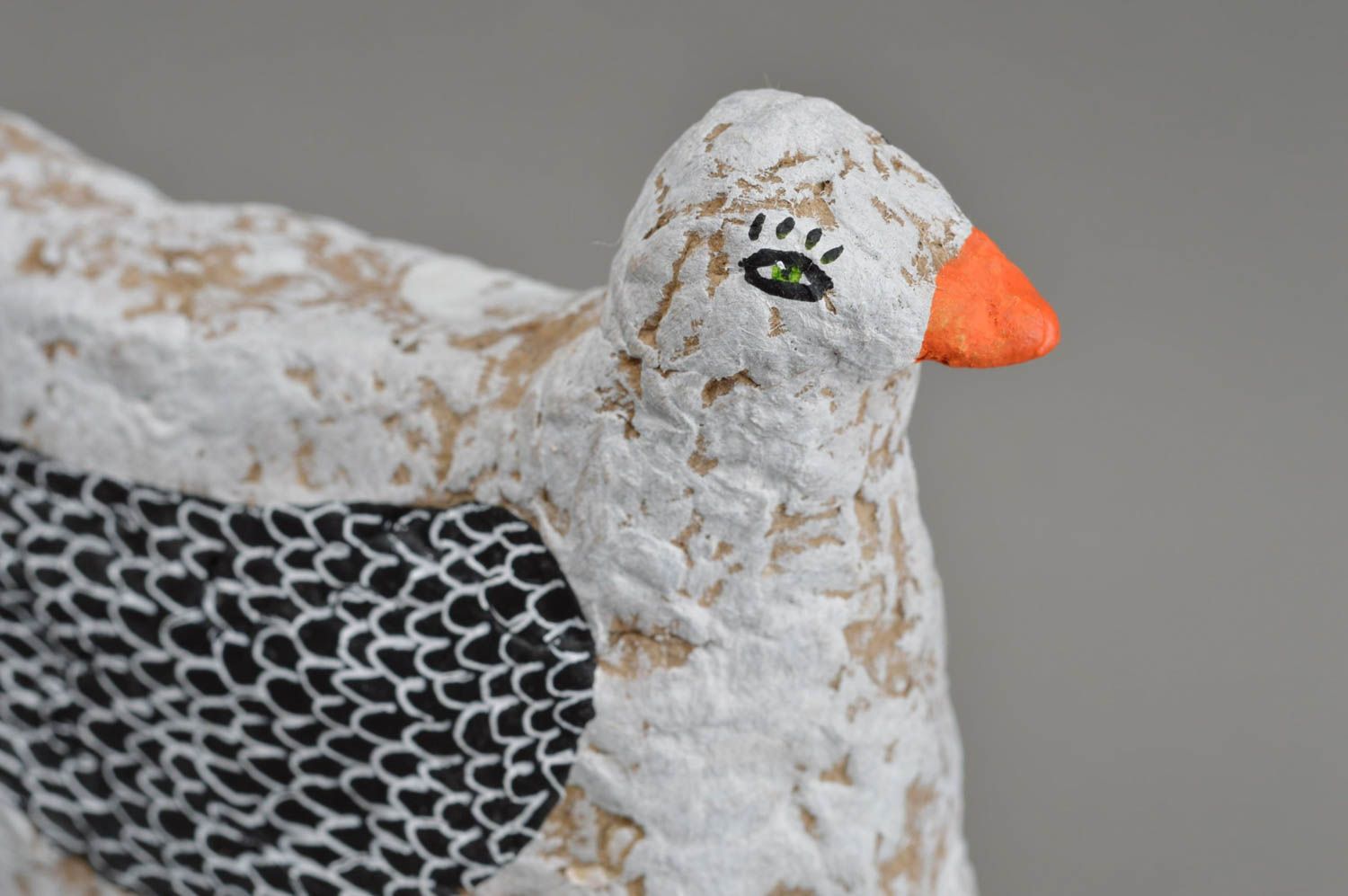 Originelle kleine handmade Huhn Figur aus Gips mit Bemalung auf Ständer foto 5