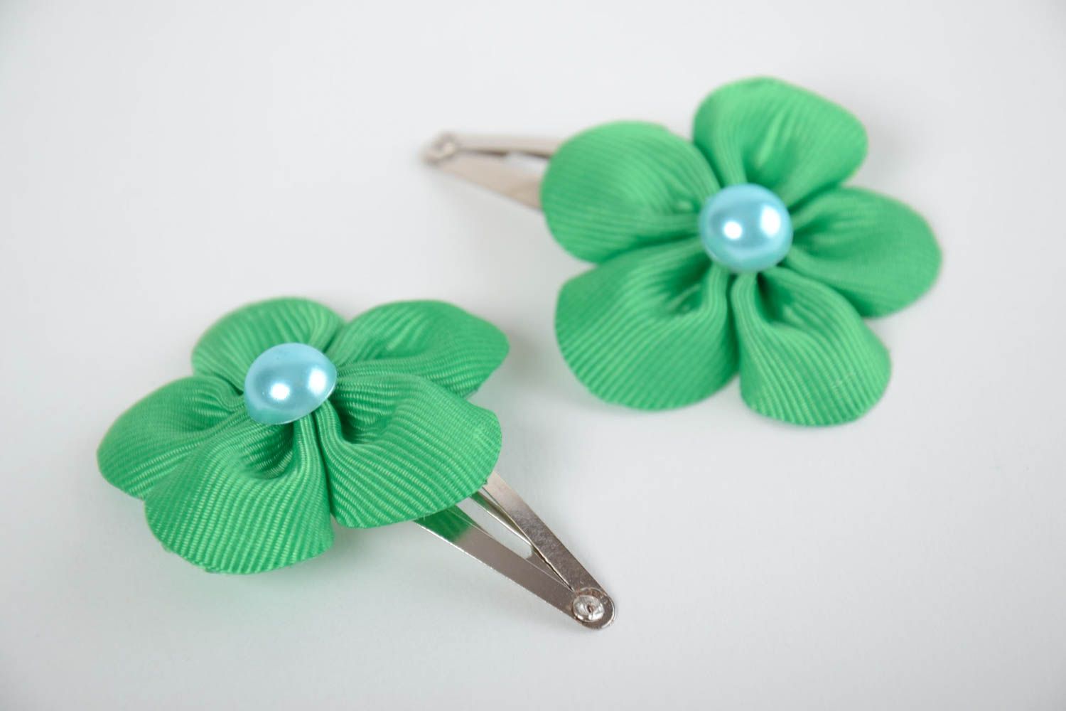 Set of 2 handmade designer green rep ribbon flower hair clips for children photo 2