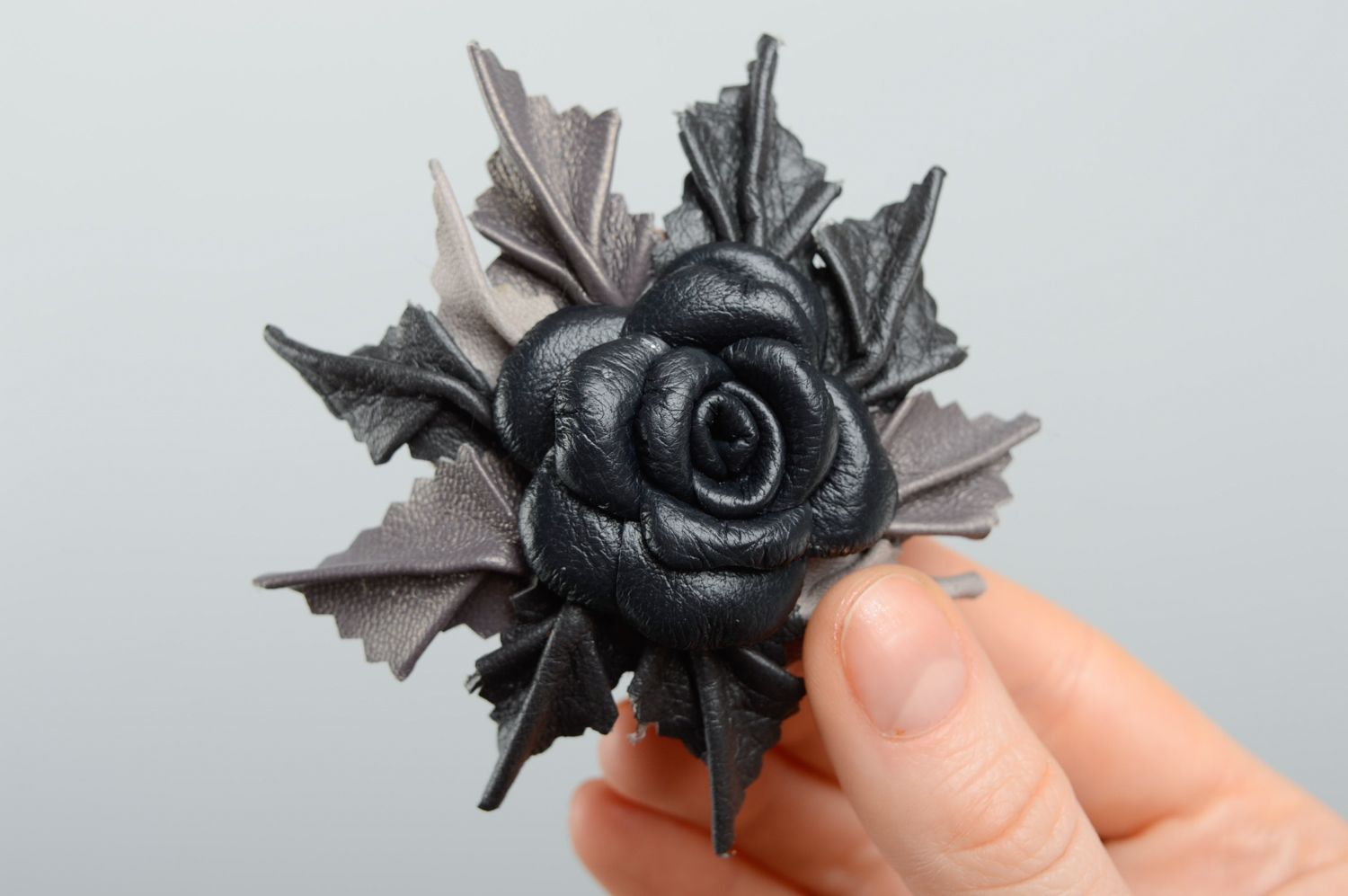 Broche de cuero negro con forma de flor foto 2