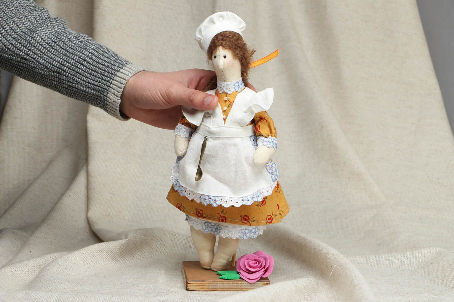 Muñeca de tela Cocinera con cuchara foto 4