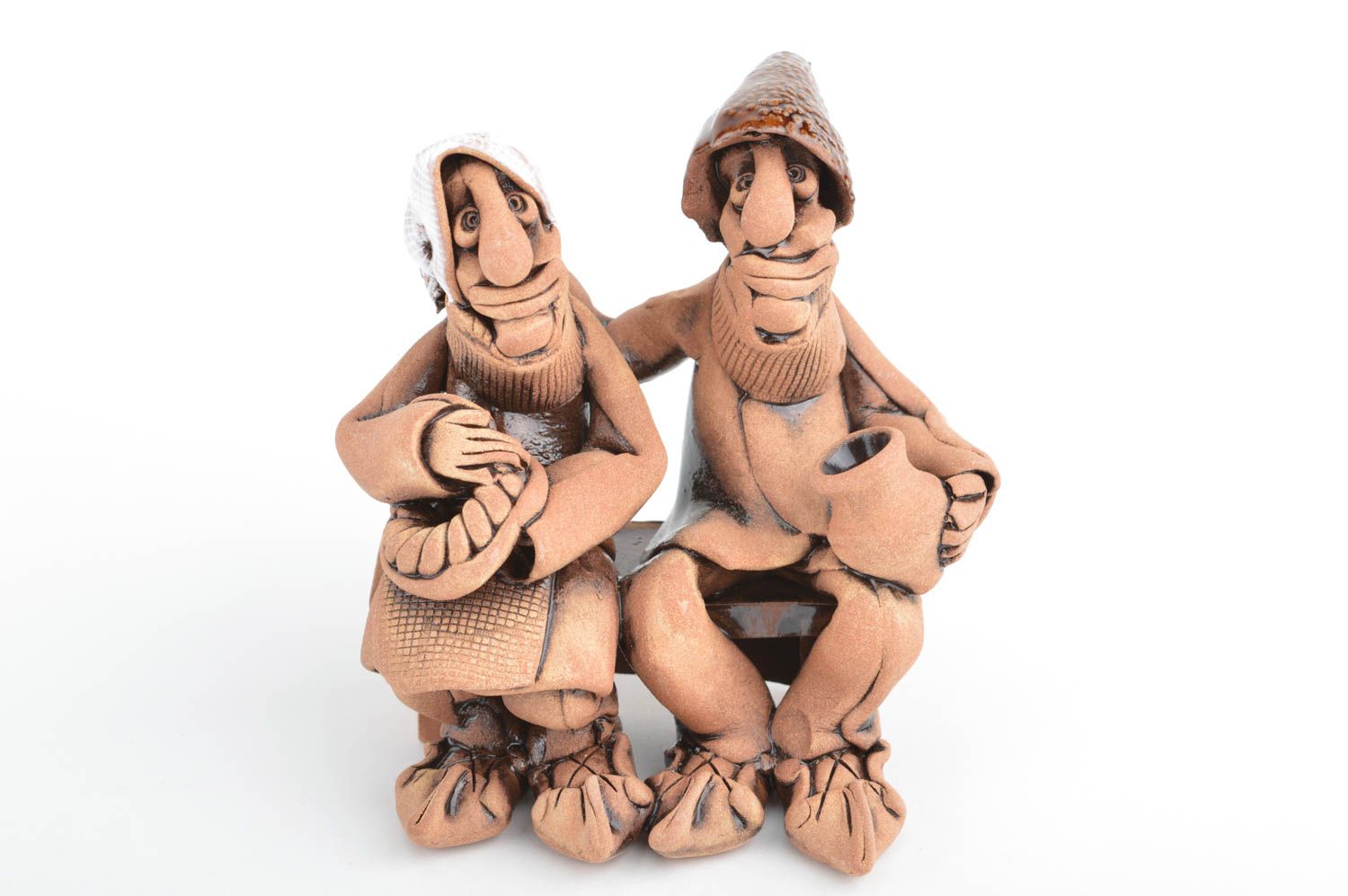 Schöne ungewöhnliche braune handmade Figurine aus Ton sitzendes Paar auf Bank foto 2