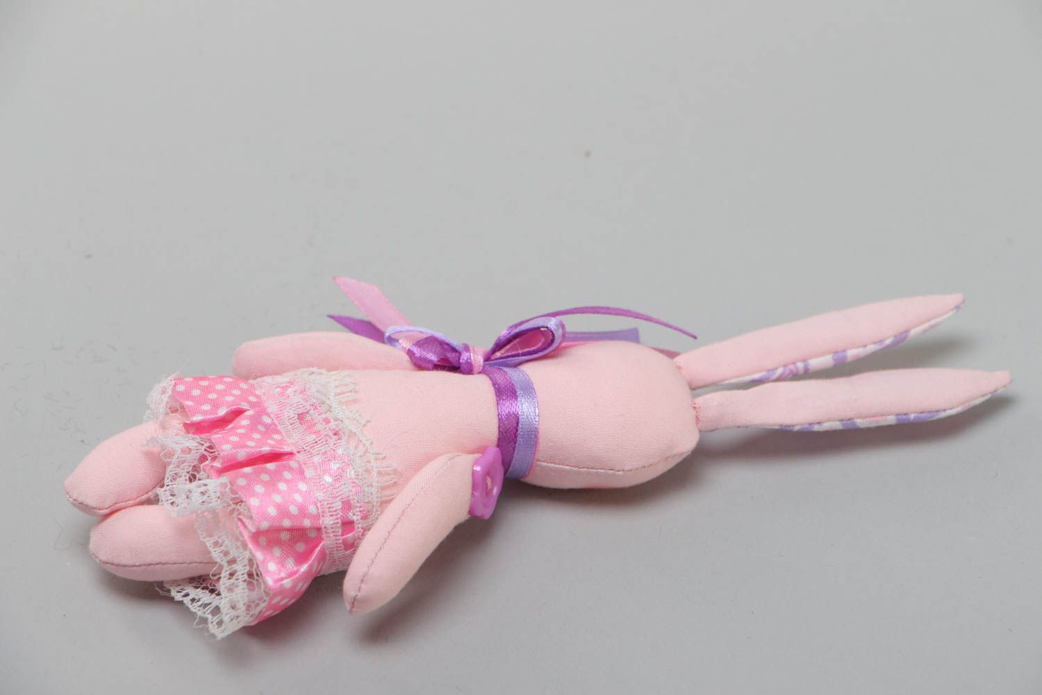 Juguete de peluche hecho a mano liebre rosada de orejas largas con falda foto 4