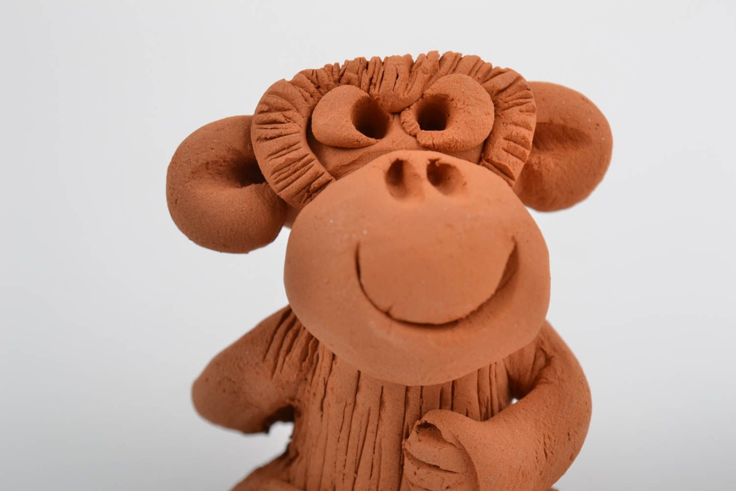 Petite figurine en céramique brune faite main originale en forme de singe  photo 4