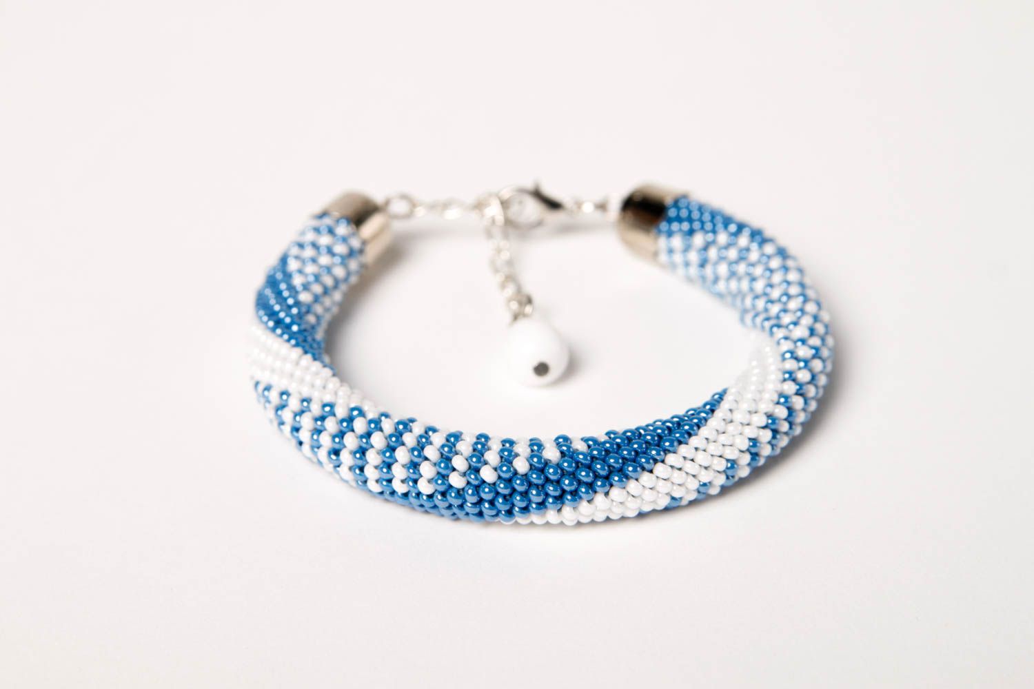 Weiß blaues Glasperlen Armband handmade Designer Schmuck Frauen Accessoire eng foto 3