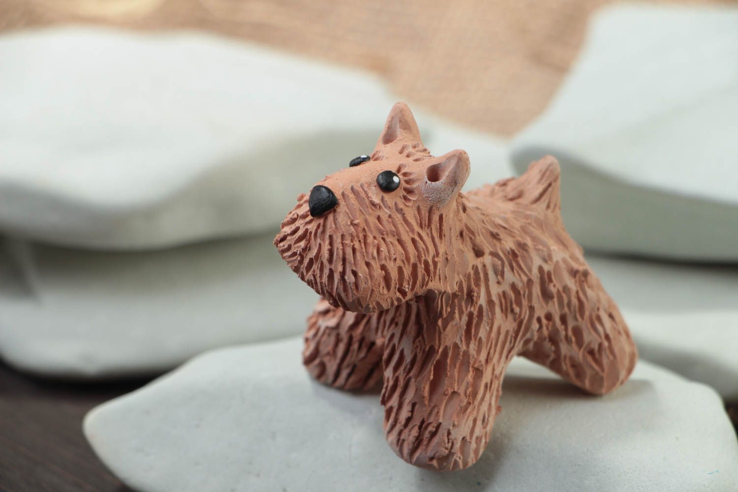 Figura decorativa de cerámica con forma de perro estilosa bonita hecha a mano foto 1