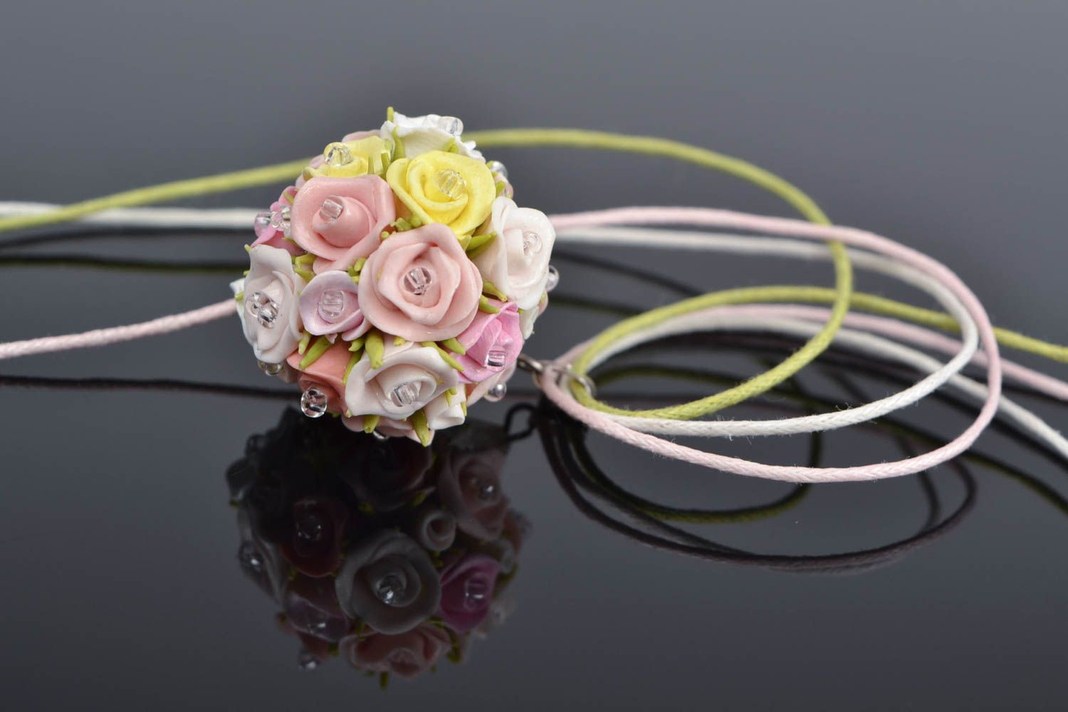 Handmade Blumen Anhänger aus Polymerton in Rosa an Wachsschnur künstlerisch foto 1
