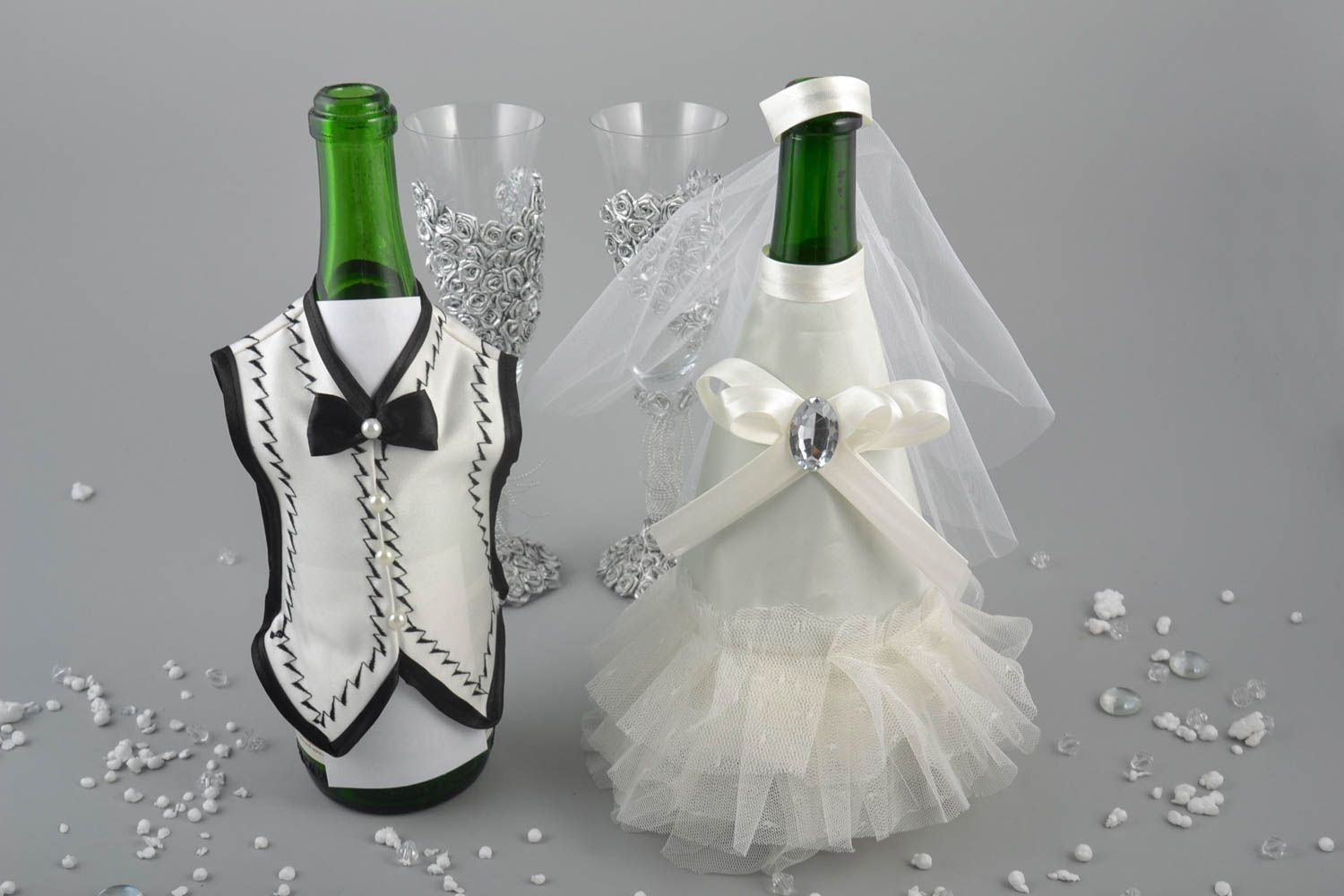 Handmade Hüllen für Flaschen zur Hochzeit Brautkleid und Anzug in Weiß Schwarz foto 1