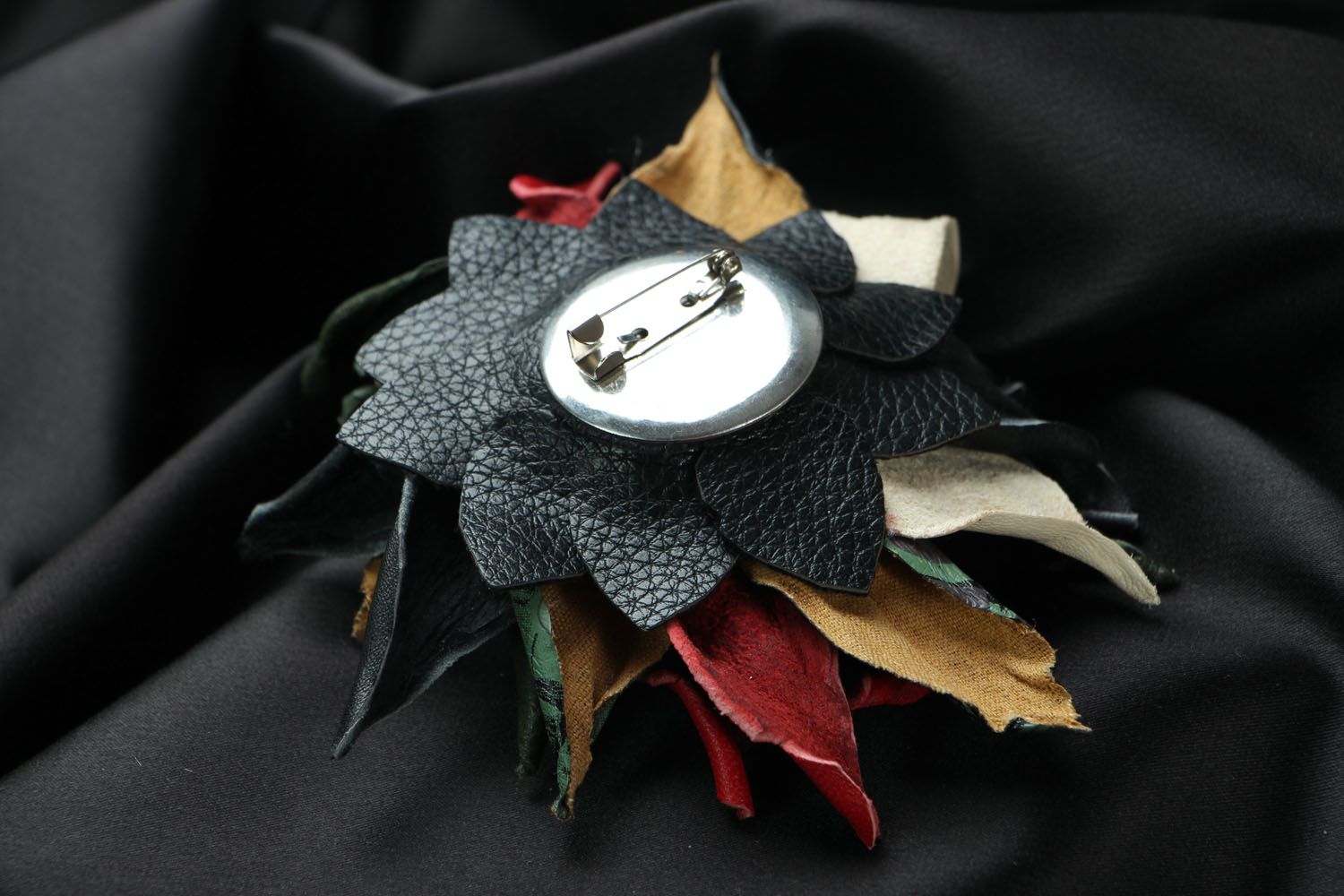 Broche-flor artesanal de couro genuíno  foto 3