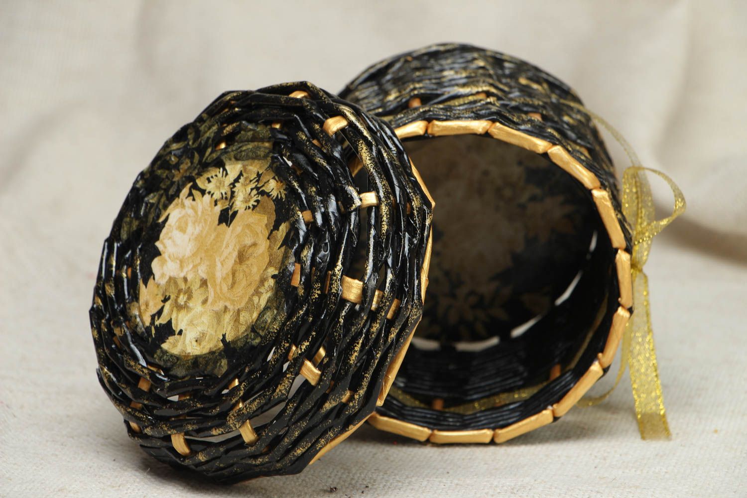 Boîte à bijoux ronde en tubes de papier noir-doré  photo 3