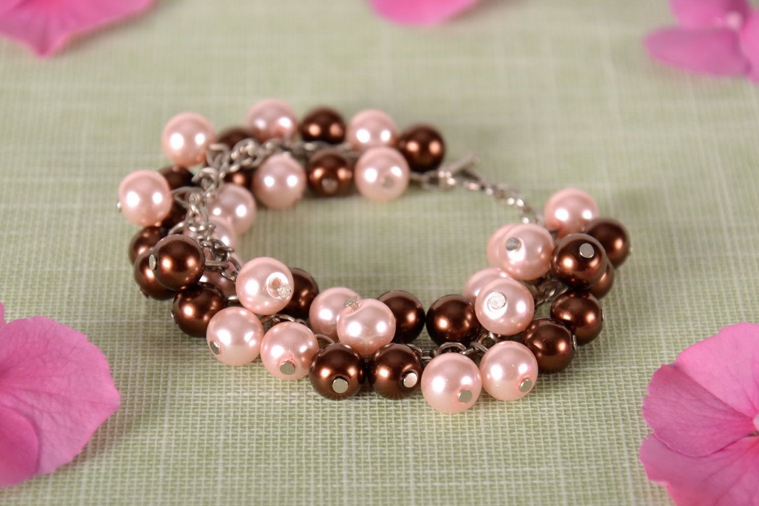 Schönes Armband aus bunten Keramik-Perlen foto 1