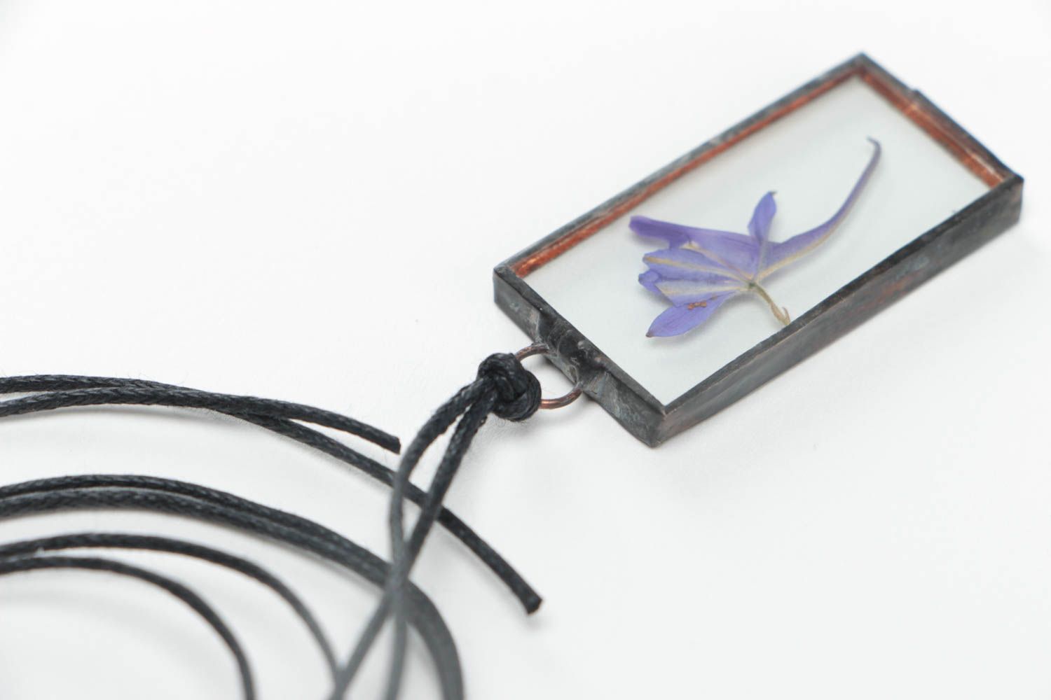 Colgante de cristal rectangular con flor adentro en cordón artesanal foto 4