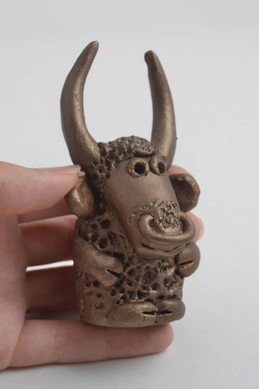 Figurine animal fait main Petite statuette taureau en argile Déco intérieur photo 5