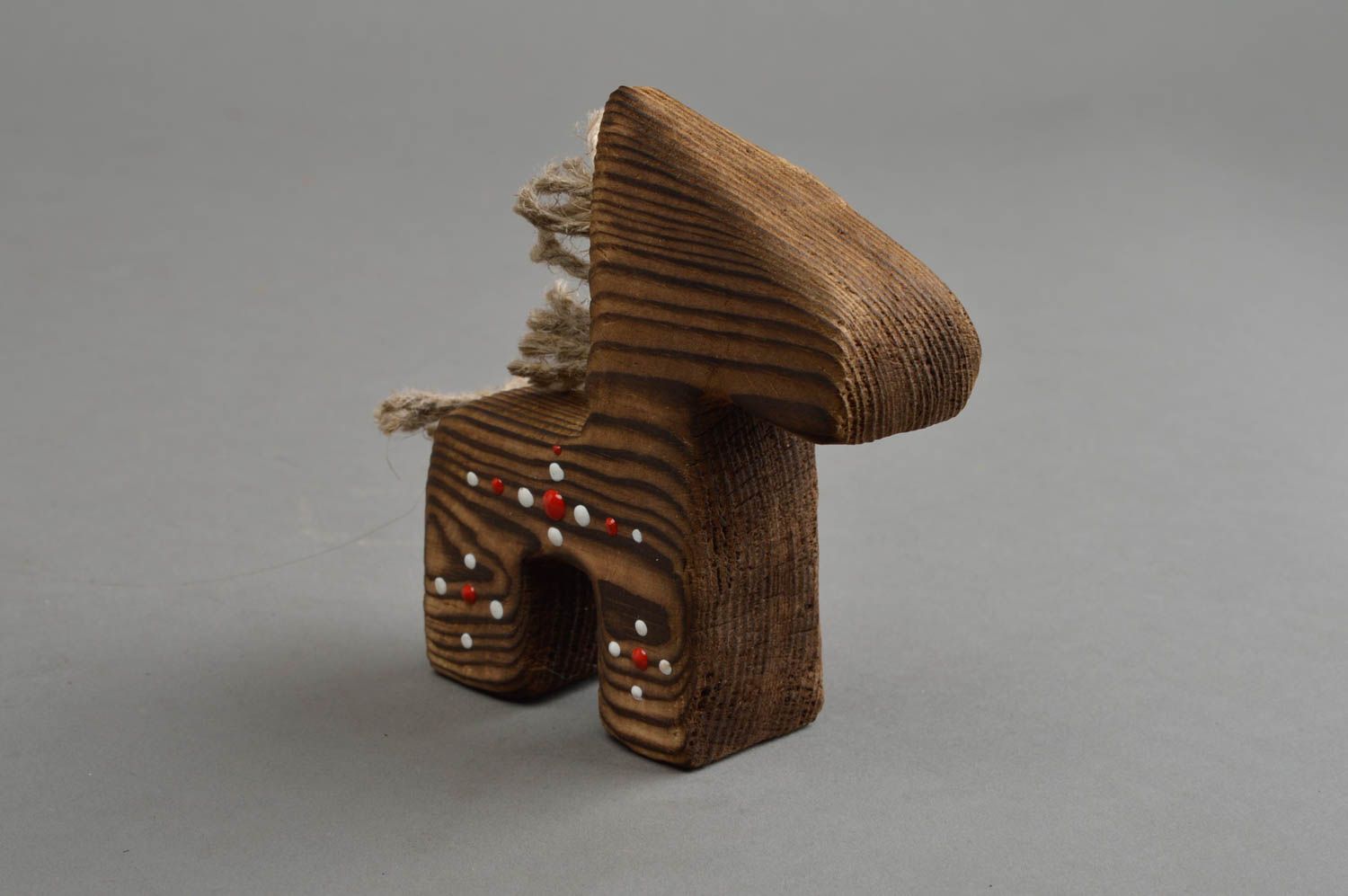 Figurine cheval en bois de pin et cordons de lin faite main marron design photo 3