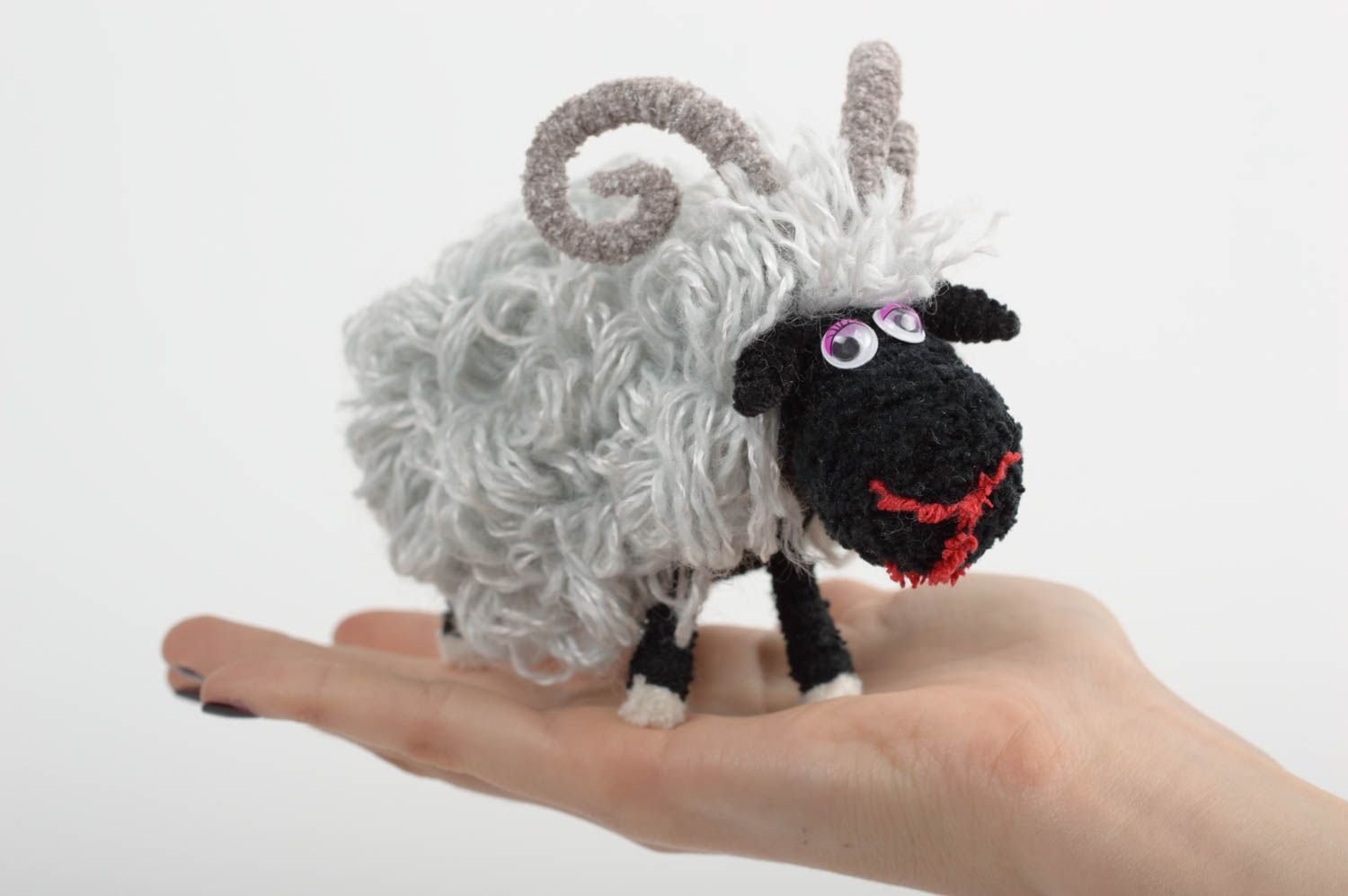 Doudou mouton Peluche faite main en fils synthétiques Cadeau pour enfant photo 5