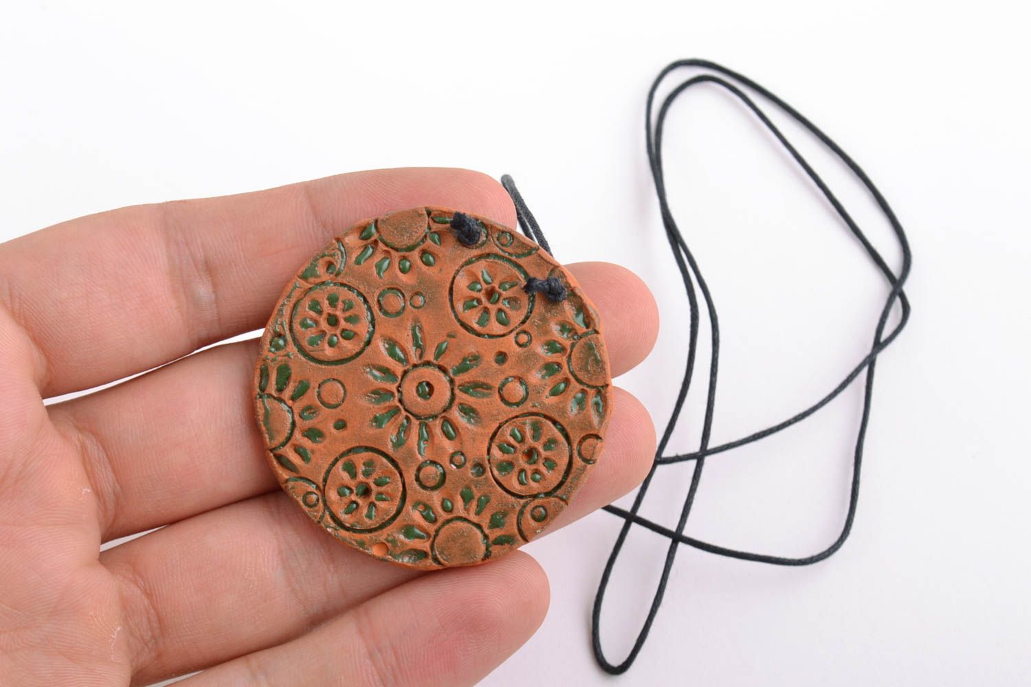 Petit pendentif en céramique rond brun à motifs sur cordelette fait main photo 2