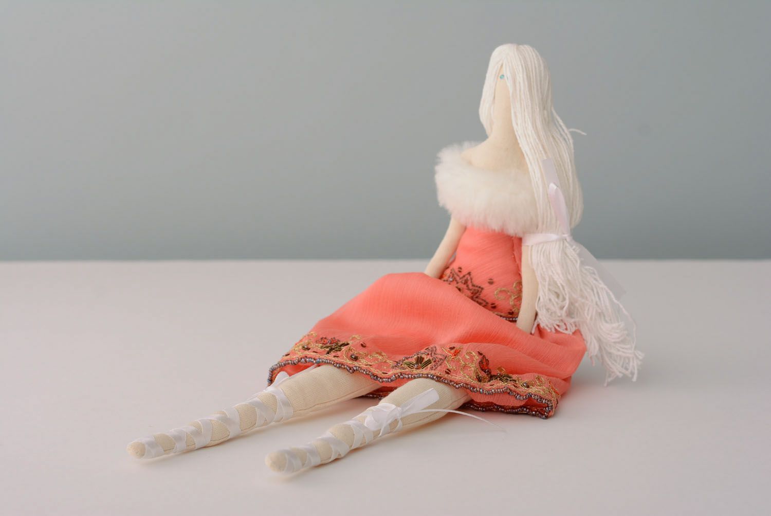 Muñeca artesanal con pelo blanco largo foto 6
