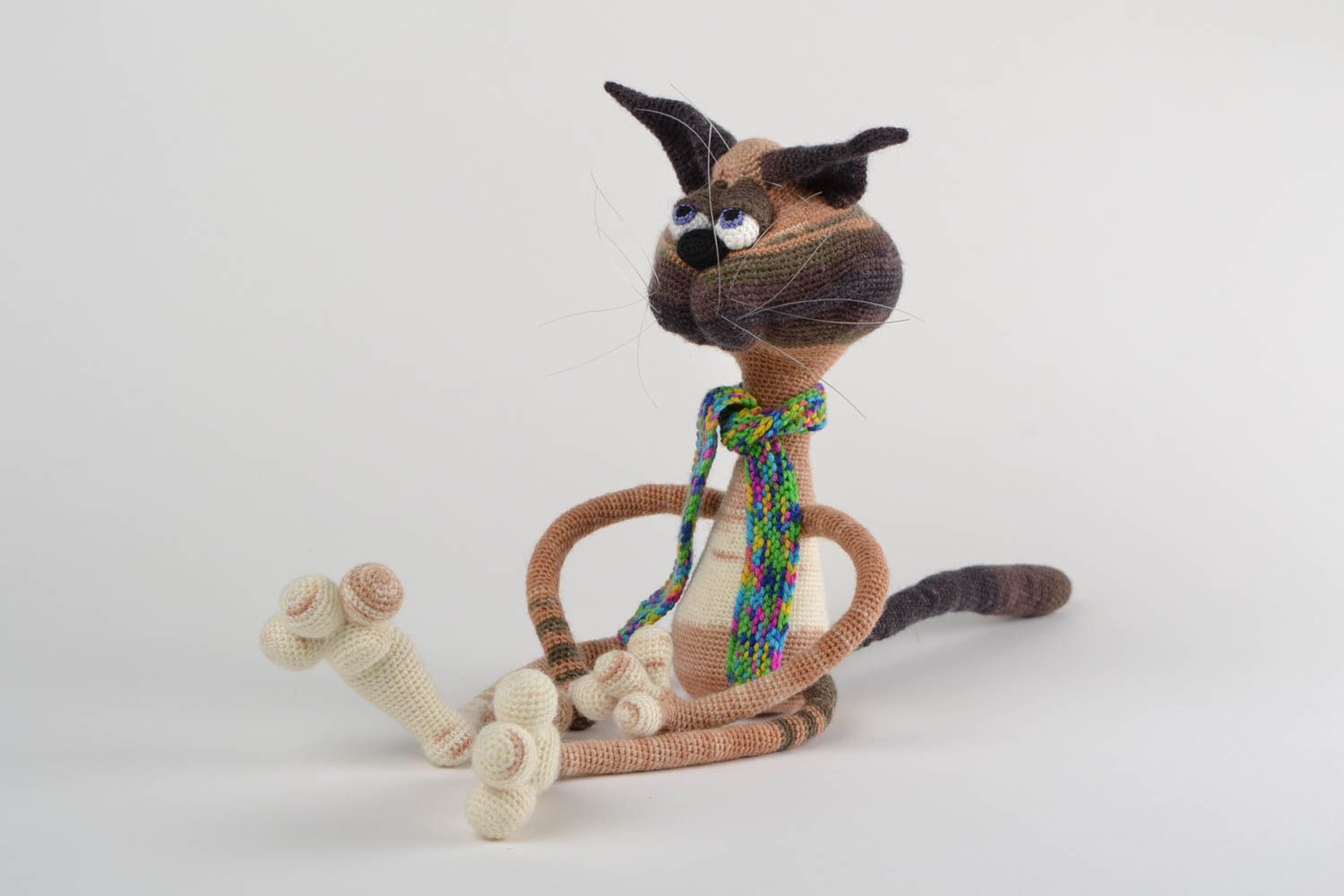 Peluche tricotée chat faite main brun beige jouet pour décoration de maison photo 1