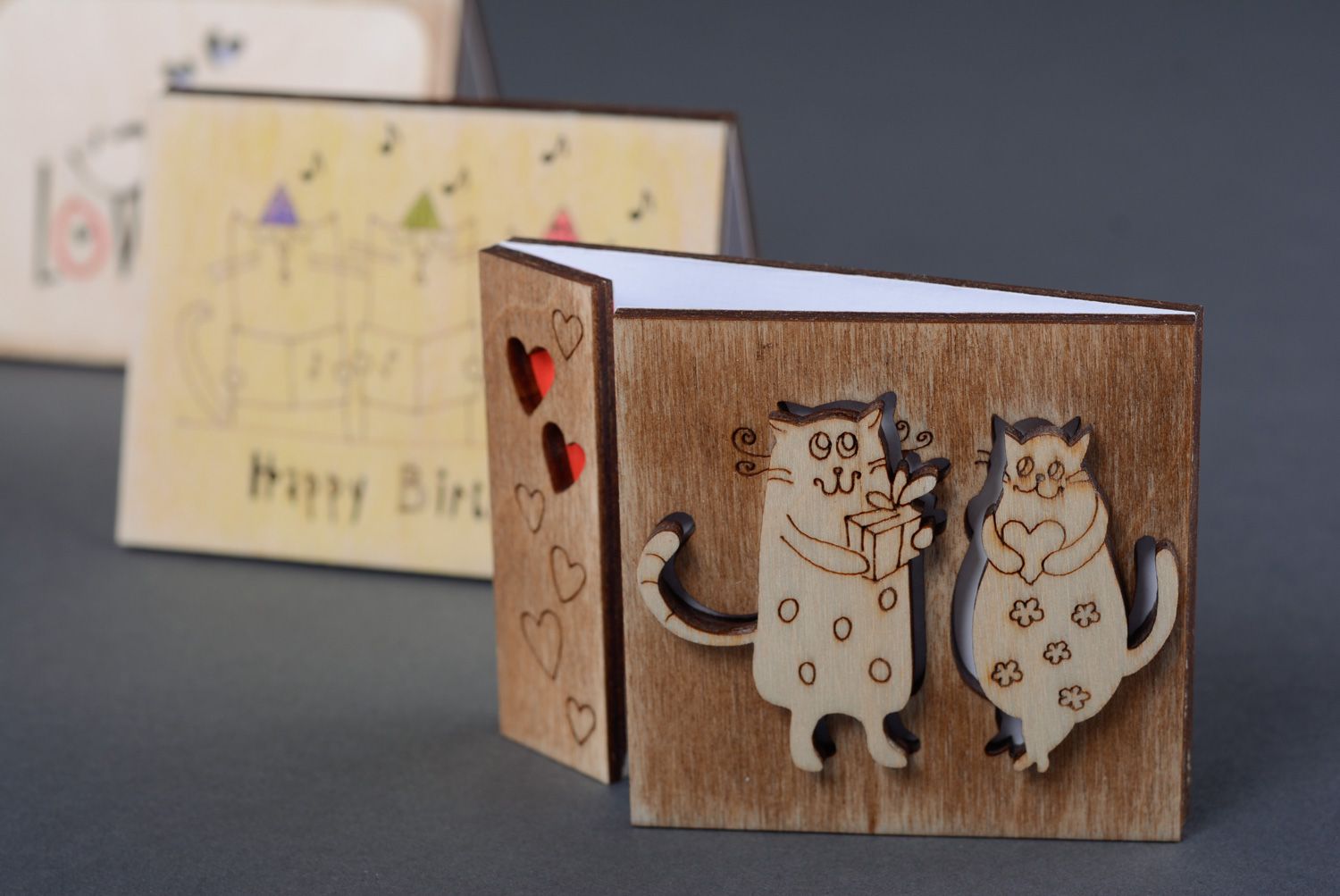 Belle carte de voeux en contreplaqué originale faite main avec chats amoureux photo 5