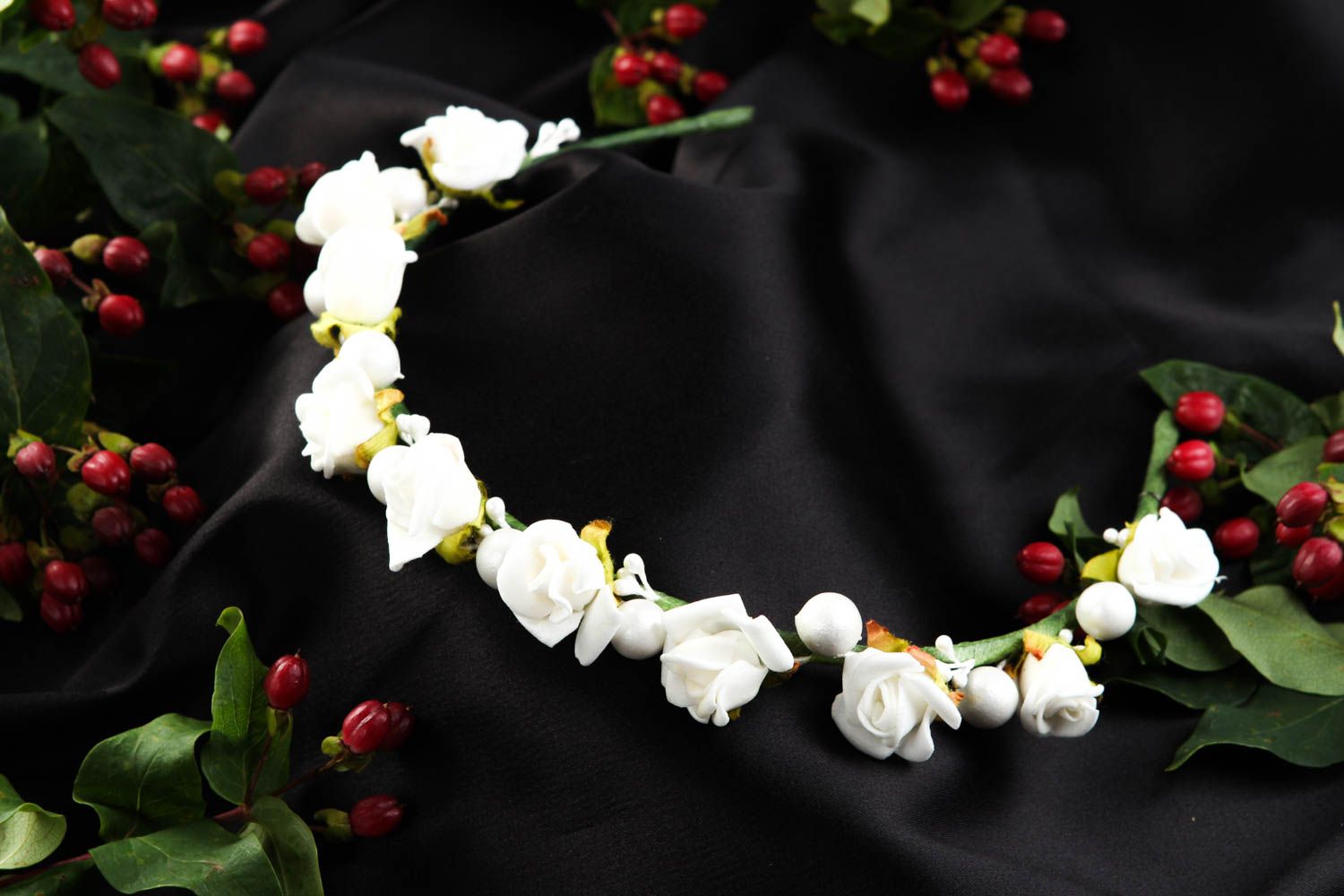 Serre-tête fleurs blanches Bijou fait main en métal et papier Accessoire cheveux photo 1
