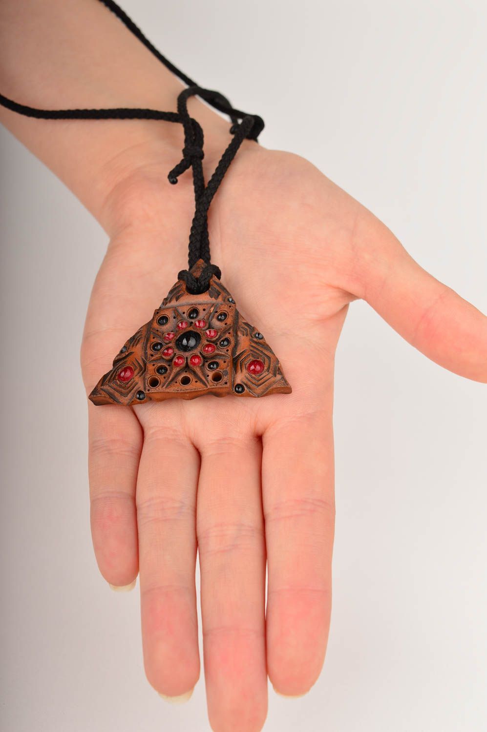 Керамическое украшение кулон ручной работы женский кулон треугольный красивый фото 3