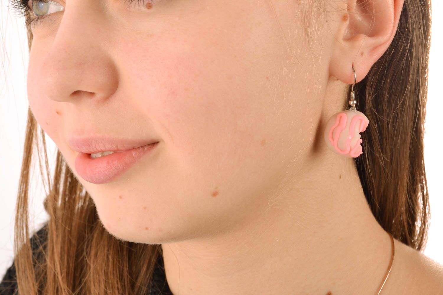 Boucles d'oreilles artisanales avec pendentifs en pâte polymère photo 5