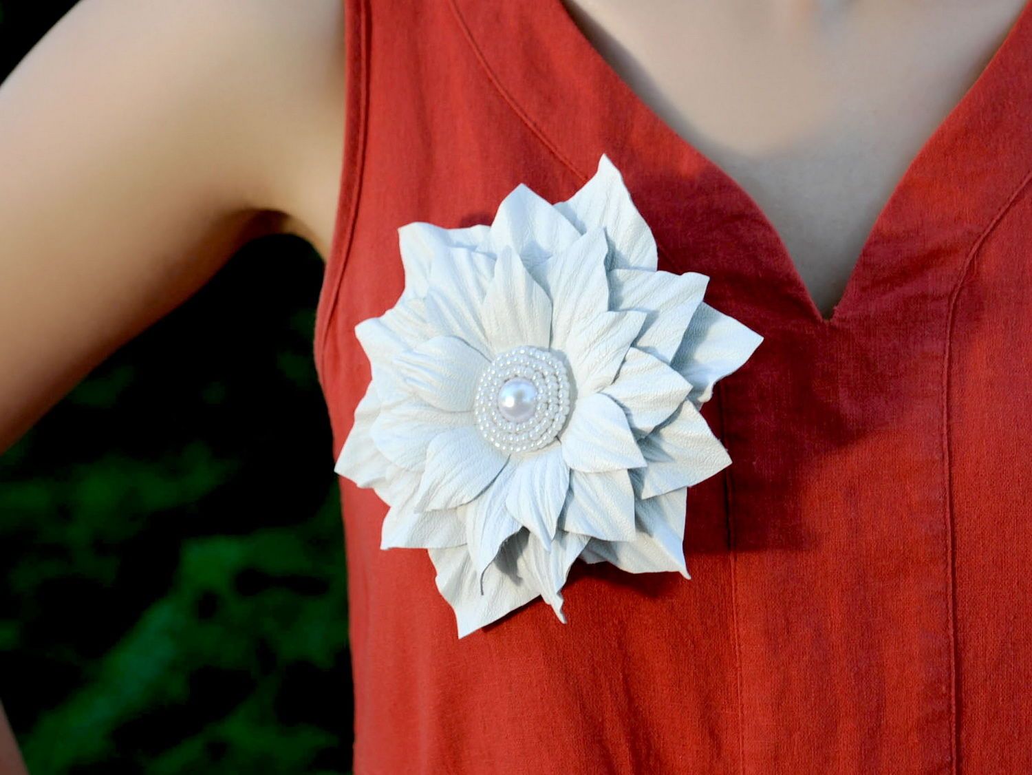 Broche artesanal de couro em forma de uma flor  foto 4
