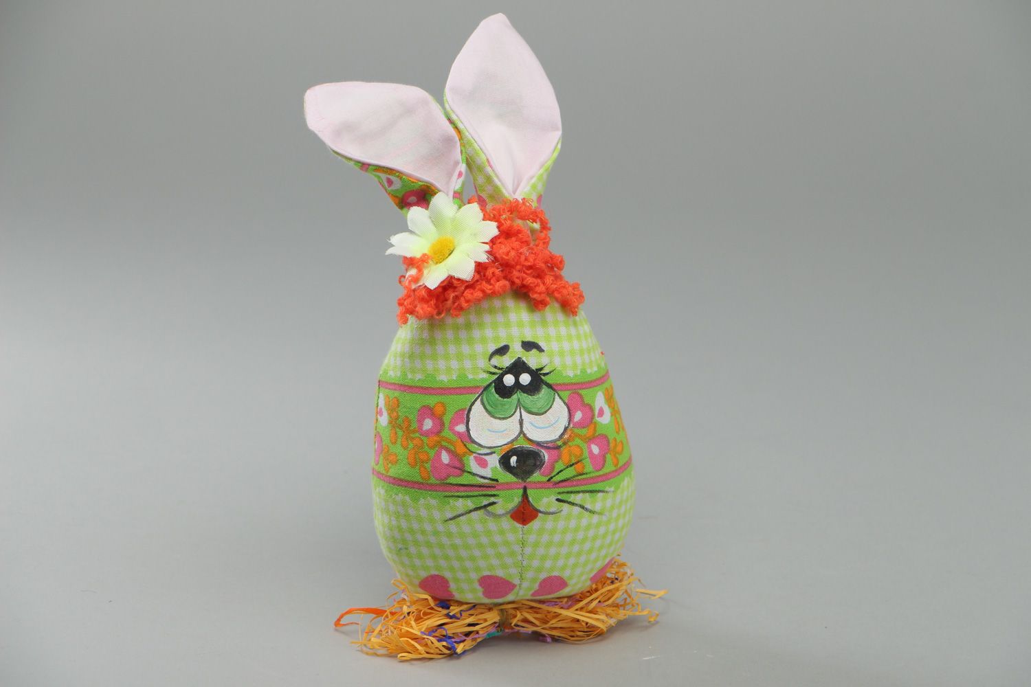 Juguete de peluche hecho a mano de tela Conejo con forma de huevo de Pascua foto 1