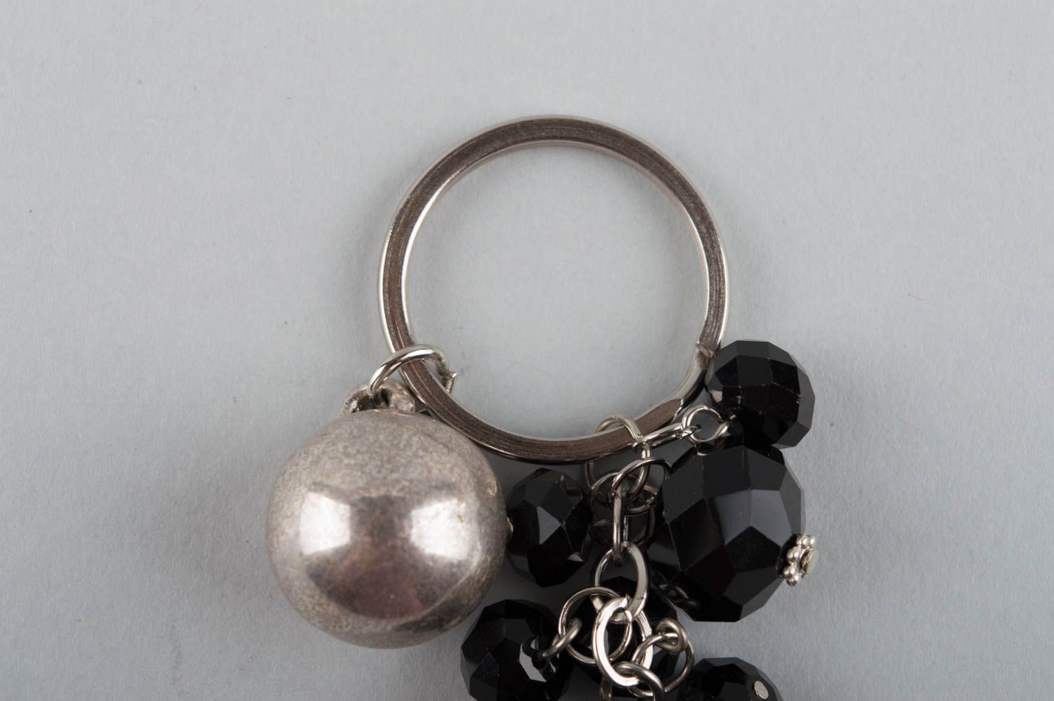 Porte-clés en métal et perles de verre noires avec breloques fait main stylé photo 3