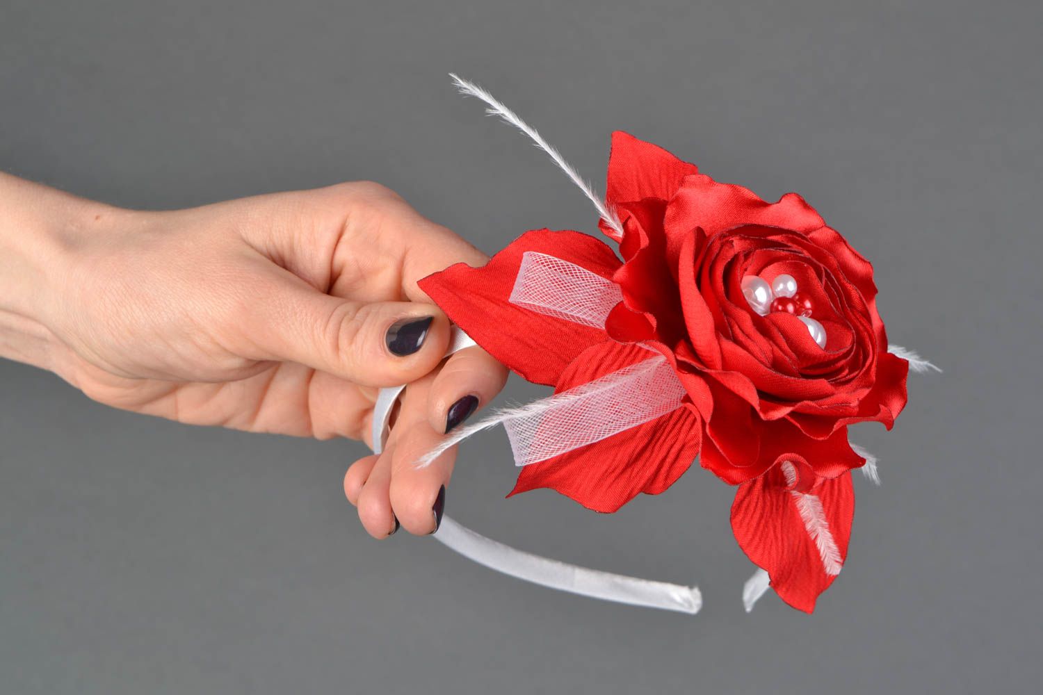 Ободок с цветком из лент на пластиковой основе Красно-белый фото 1