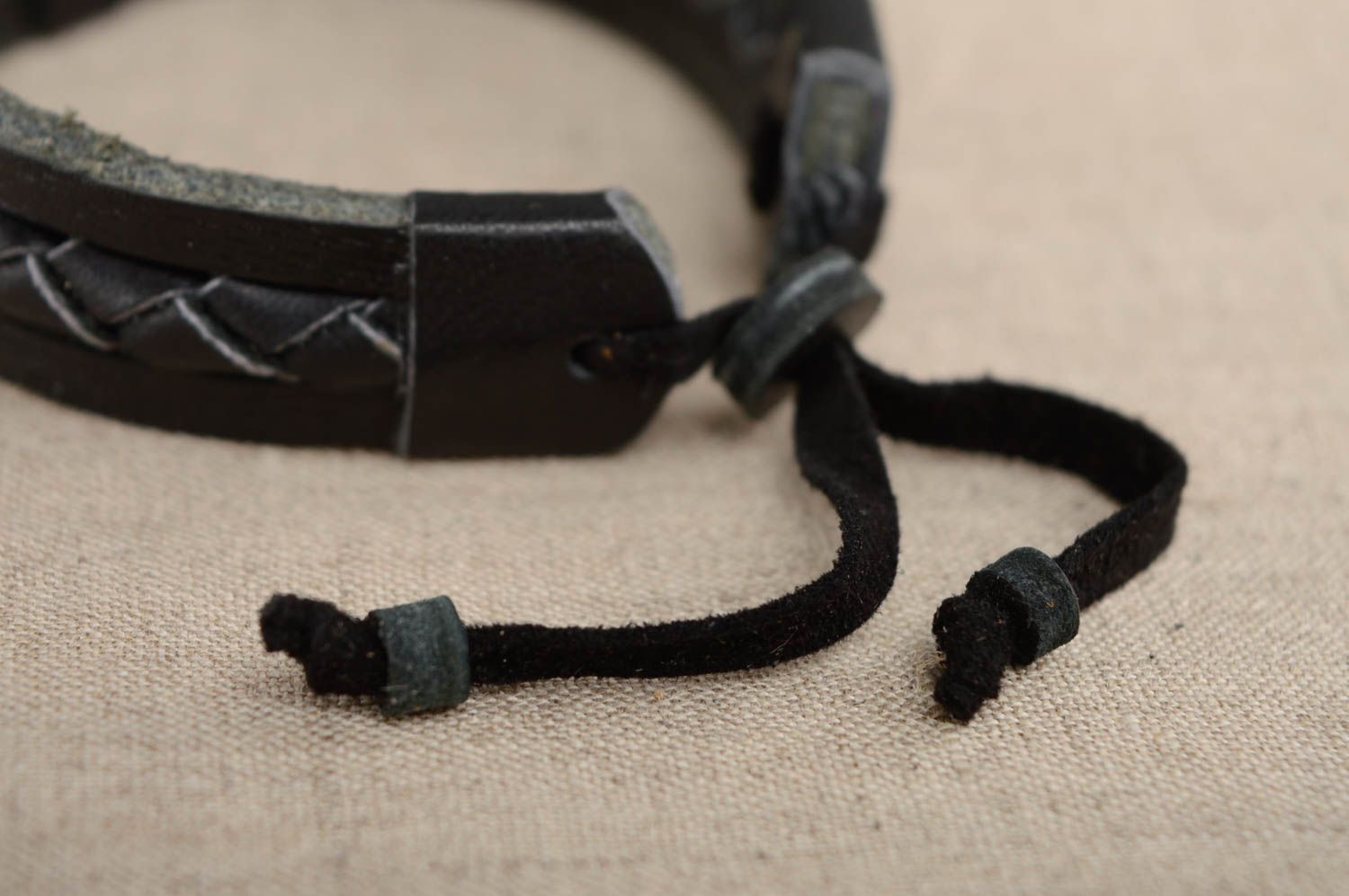 Bracelet en cuir naturel noir décoré de tressage fait main avec lacets  photo 3