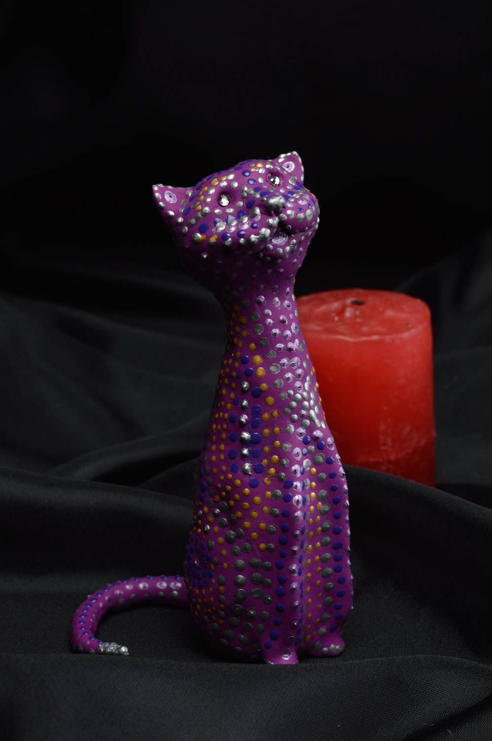 Schöne violette kleine originelle handgemachte Figurine Katze aus Polymerton foto 1