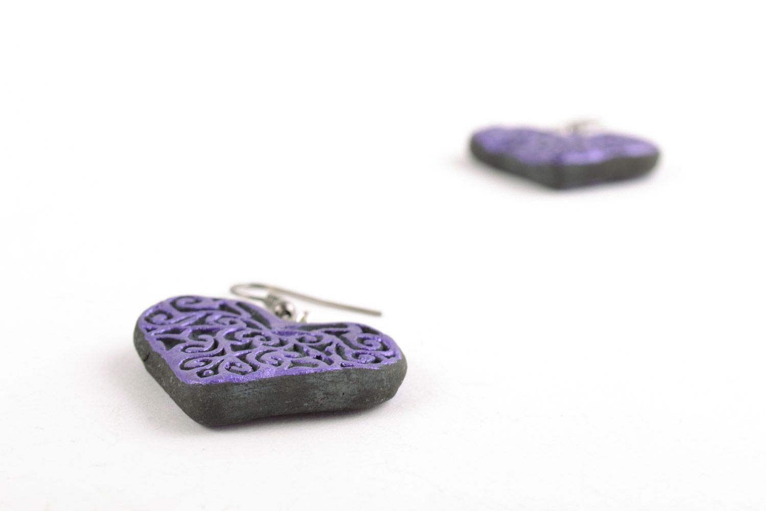 Глиняные серьги с росписью ручной работы авторские женские черные с фиолетовым фото 3