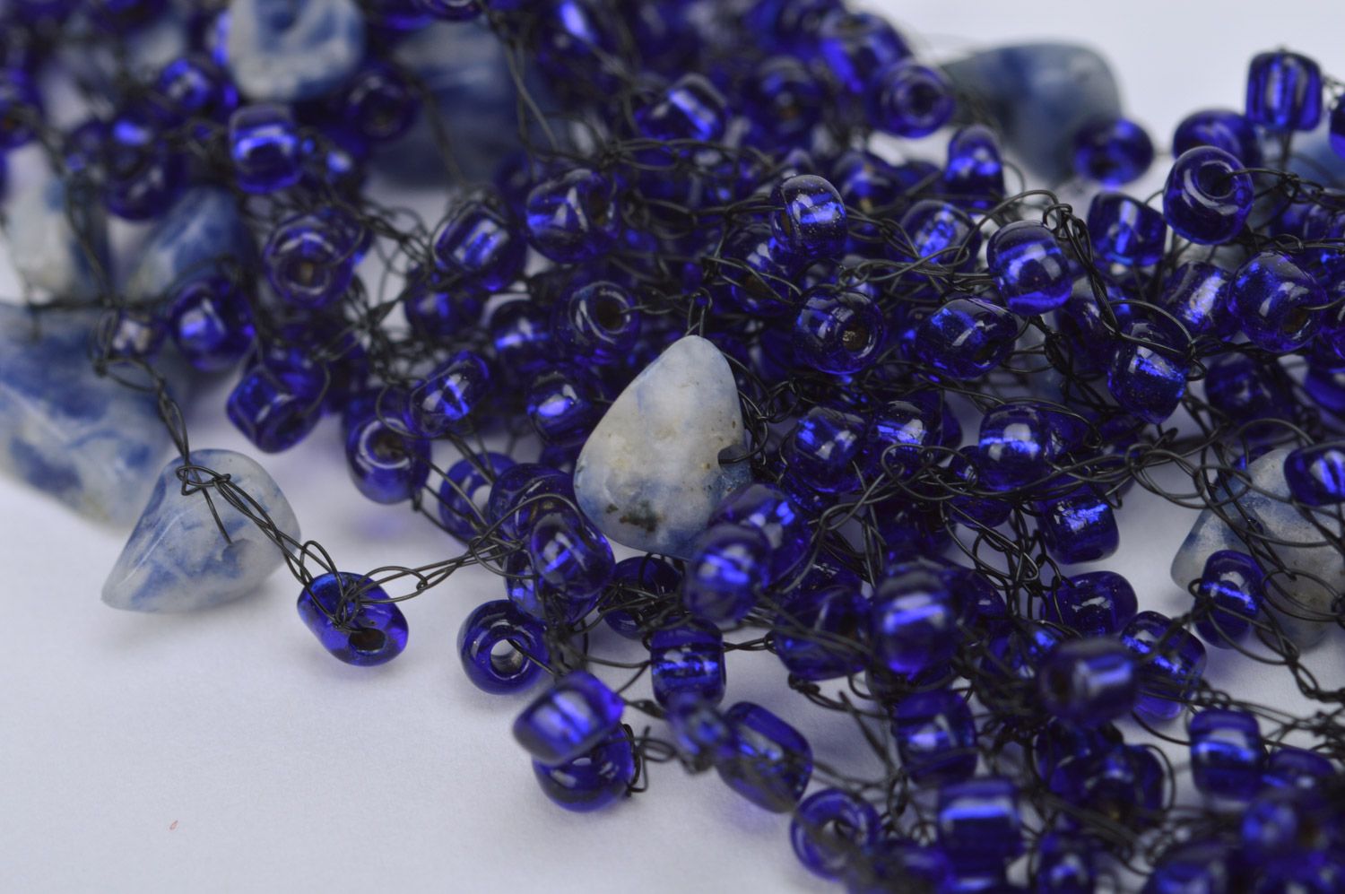 Blaues geflochtenes Collier aus Glasperlen und Korallen künstlerisch massiv handmade foto 5