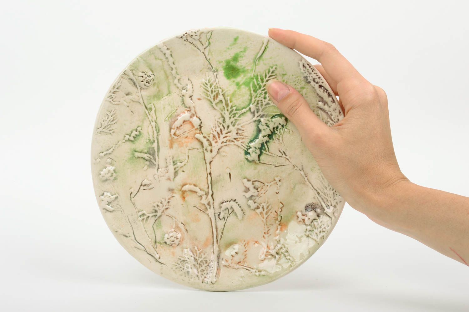 Круглая тарелка из белой глины ручной работы с узорами расписанная глазурью фото 2