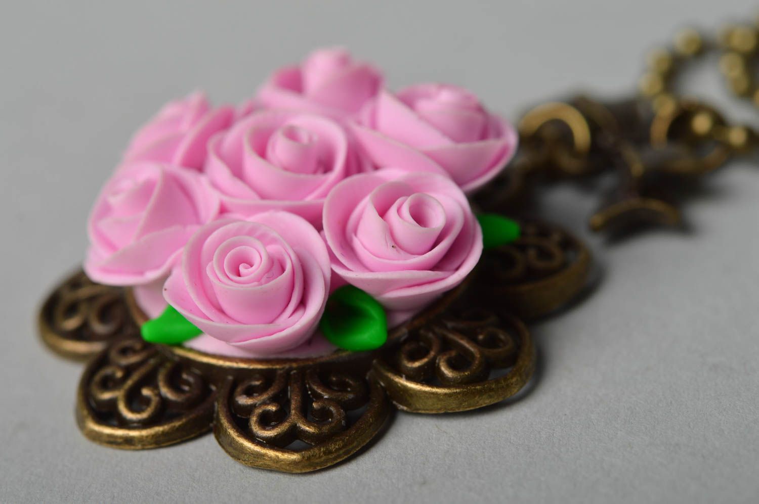 Pendentif en métal Bijou fait main fleurs roses pâte polymère Accessoire femme photo 5