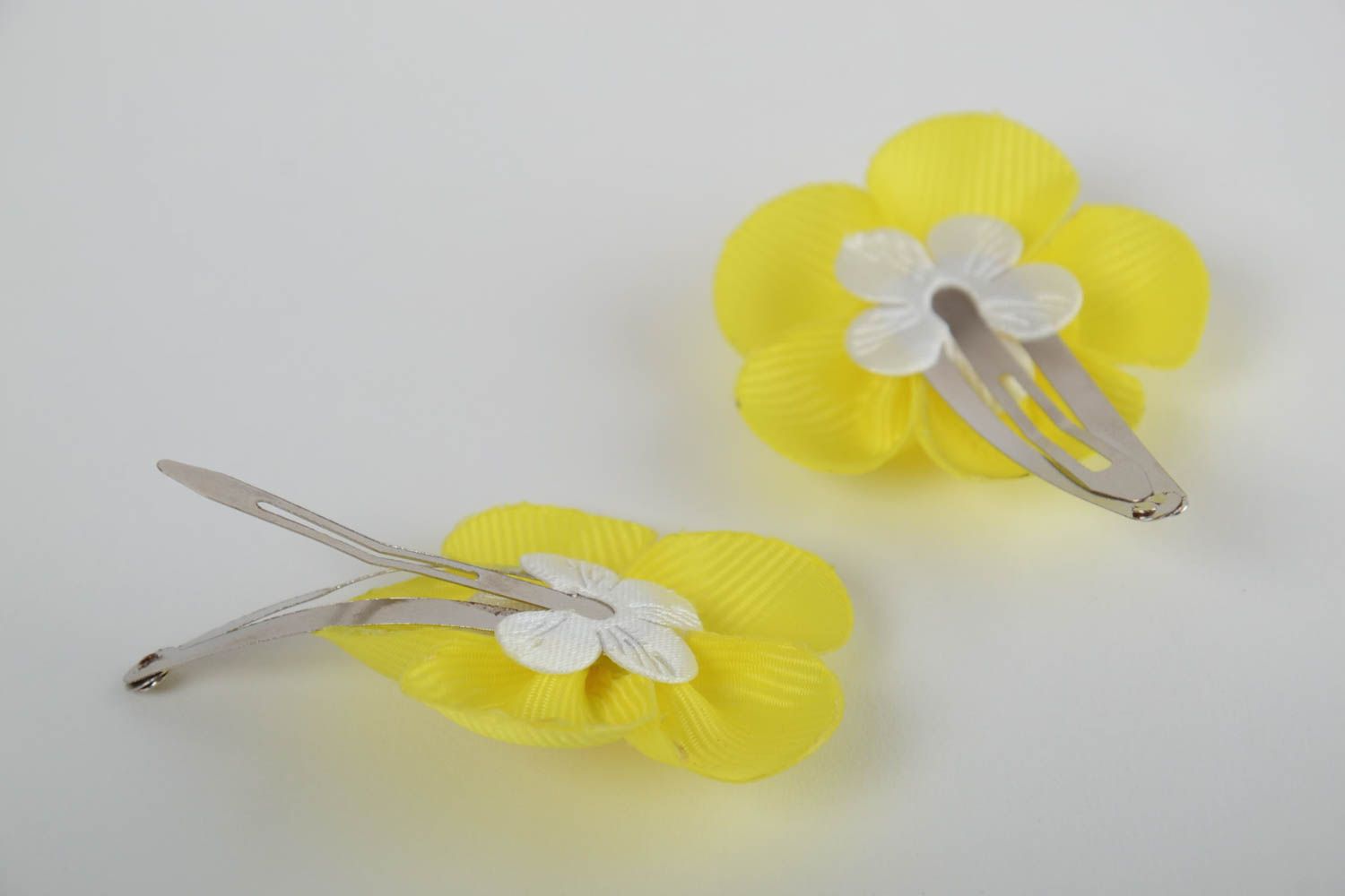 Gelbe handgemachte Haarspangen aus Atlasbändern für Kinder mit Blumen 2 Stück  foto 3